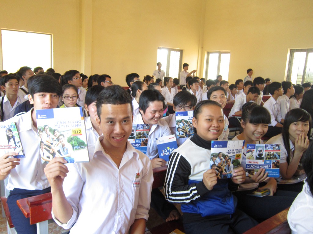 cac_ban_hs_vui_ve_don_nhan_bo_tai_lieu_tu_dh_hoa_sen