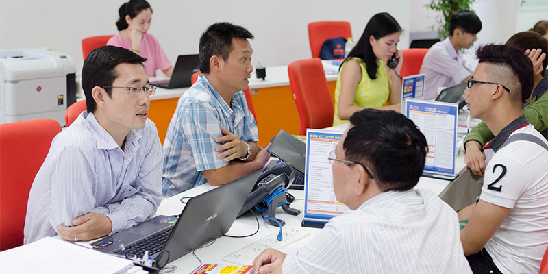 Nhan vien tu van DH Hoa Sen giai dap ve hoc bong va ho tro tai chinh