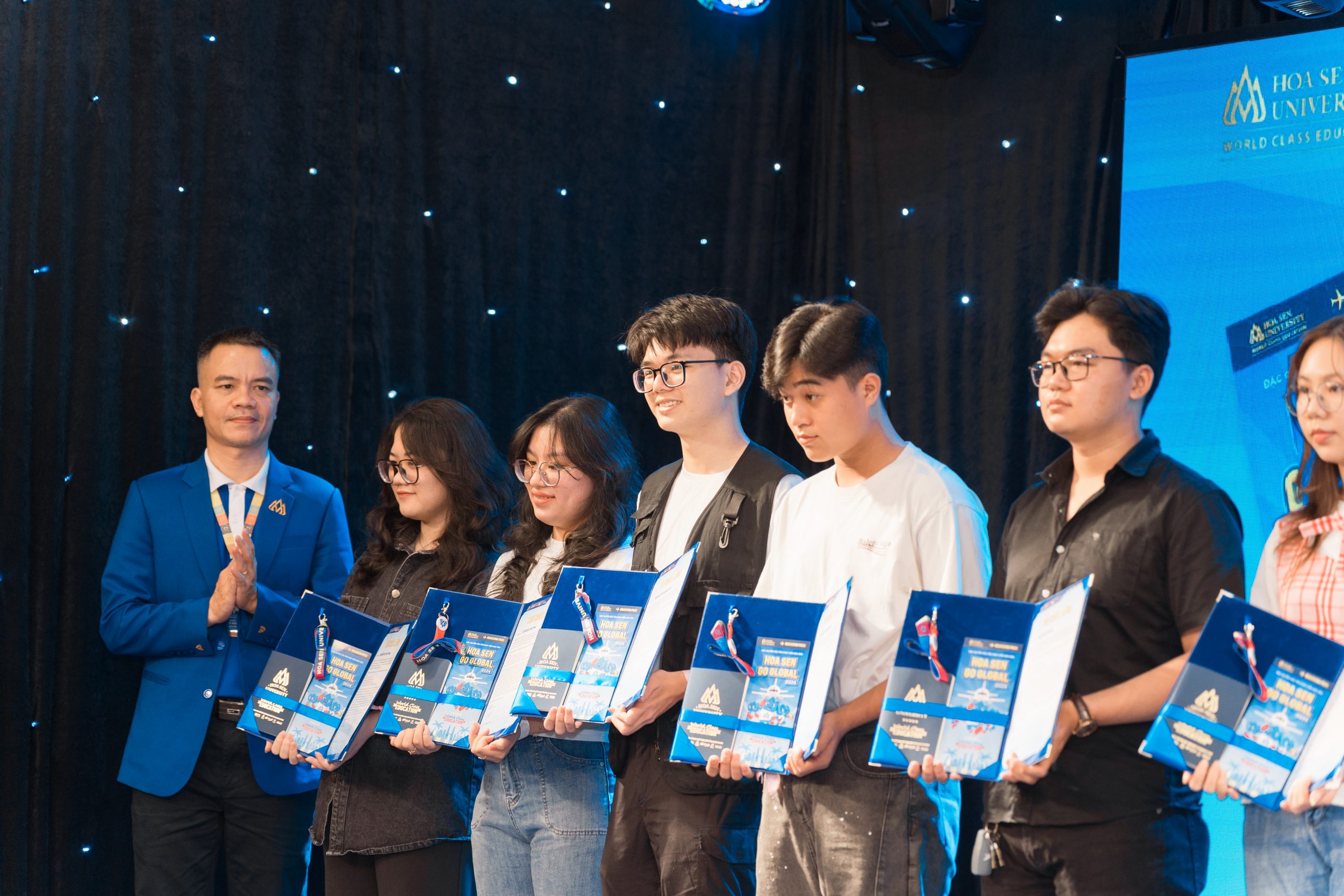 Những thí sinh đầu tiên nhận tấm "passport Bwin nhà cái chính thức đặc quyền" tại buổi lễ công bố chương trình Hoa Sen Go Global