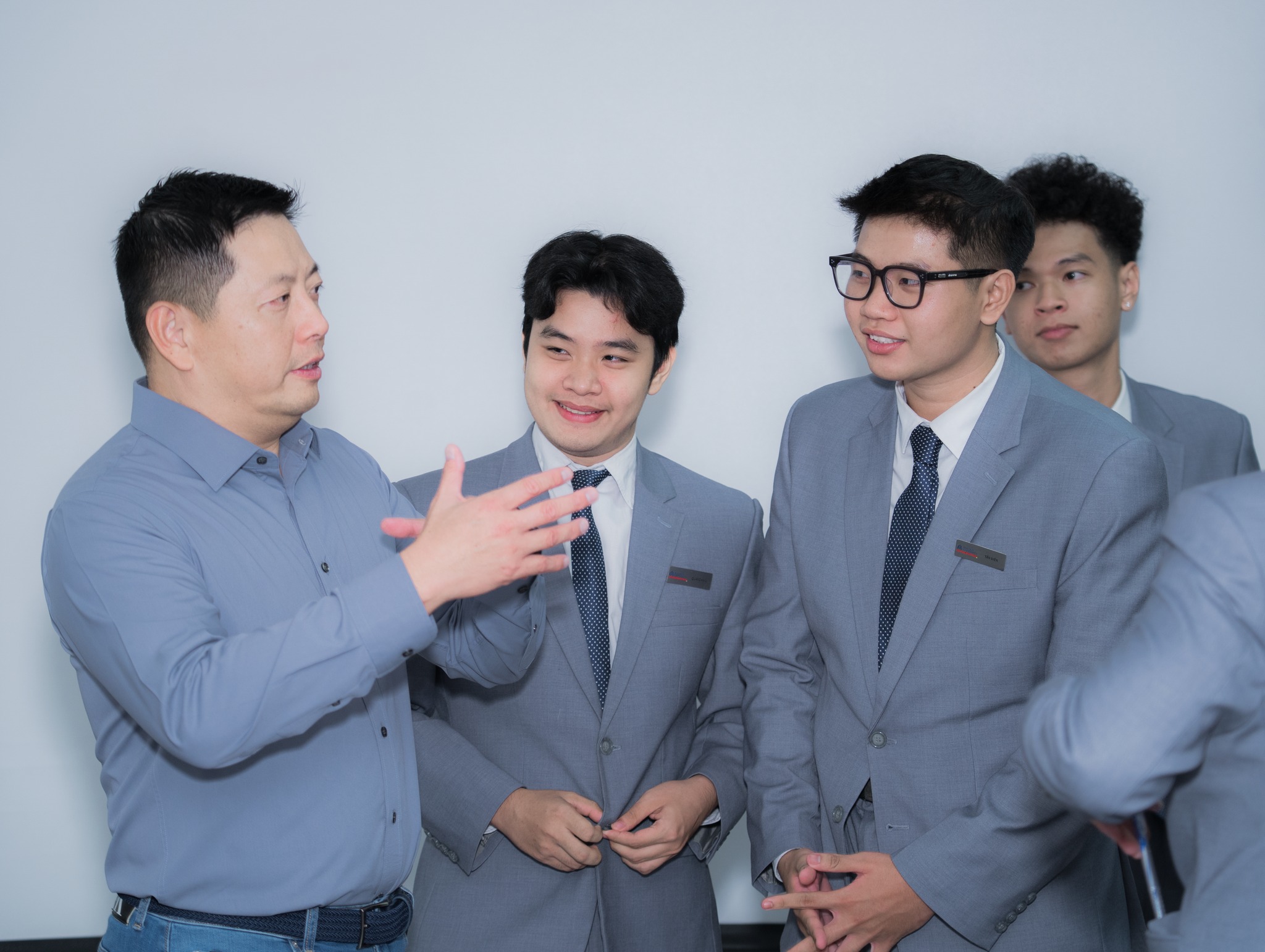 Bwin là hãng gì Hoa Sen Elite học chiến lược vận hành khách sạn 5 sao từ chuyên gia CFA Craig Lee