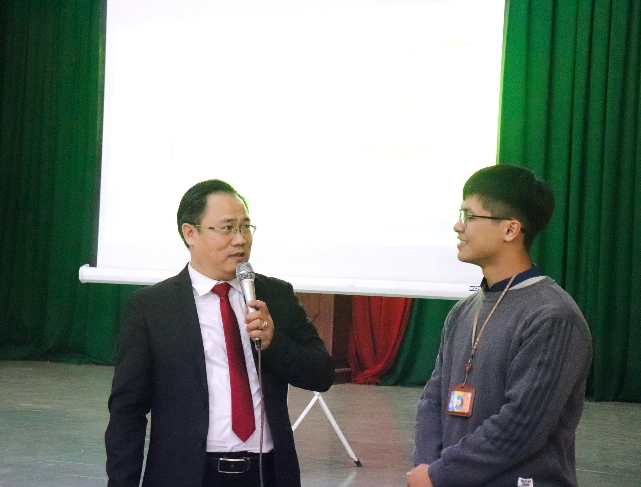 ThS Phạm Doãn Nguyên đưa Bwin cung cấp cá cược thể thao và poker THPT Chu Văn An chạm vào ước mơ