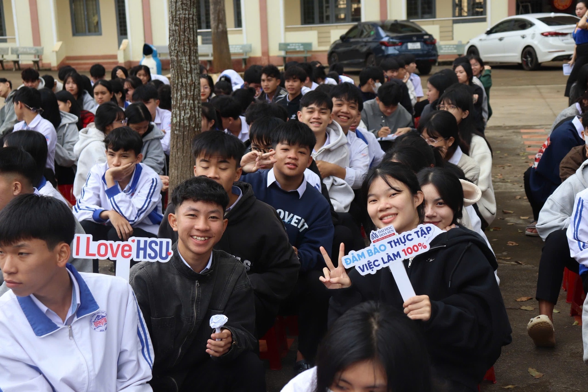 Học sinh THPT Đak Mil cùng ThS Phạm Doãn Nguyên gieo mầm tương lai