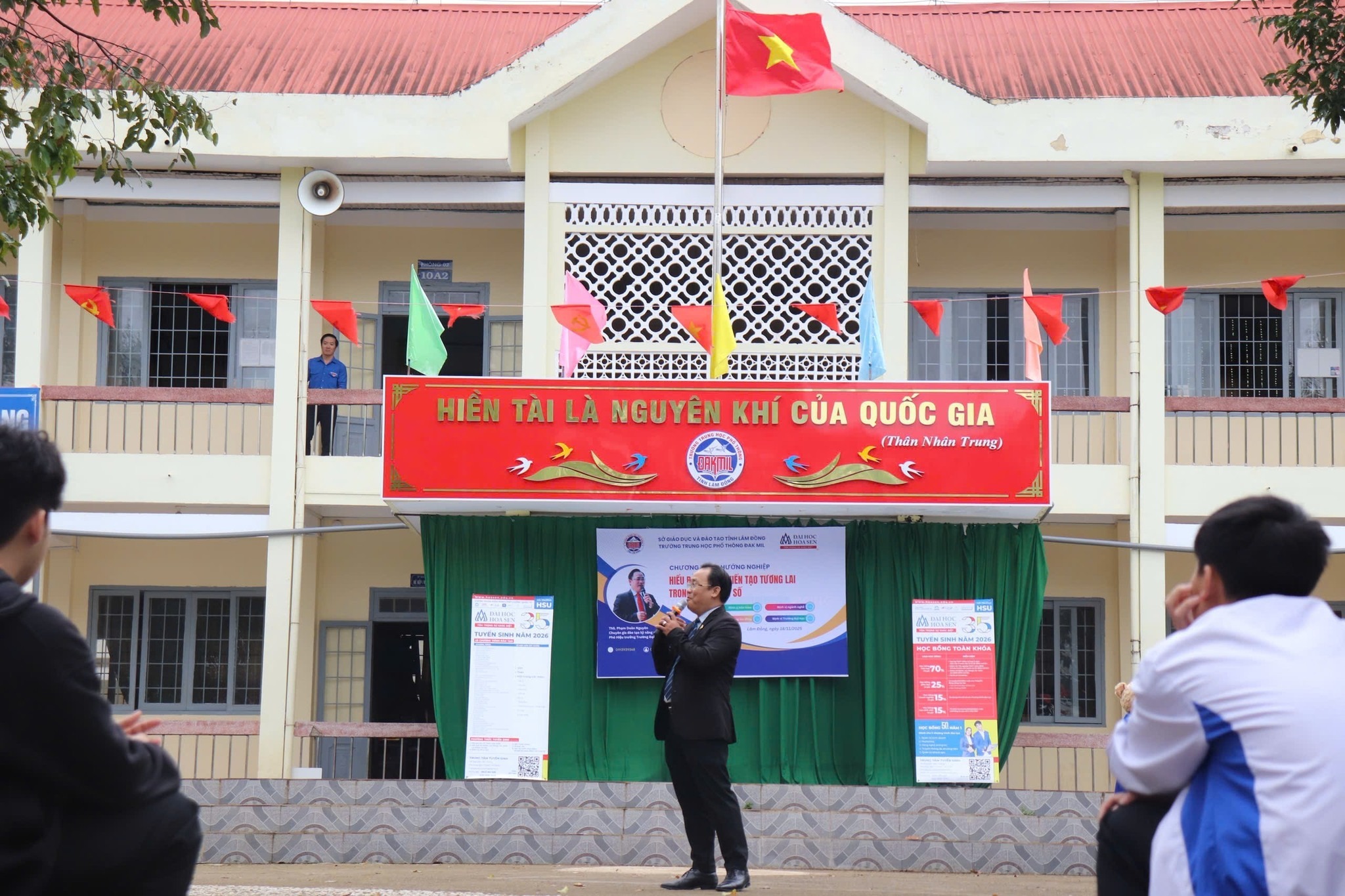 Học sinh THPT Đak Mil cùng ThS Phạm Doãn Nguyên gieo mầm tương lai