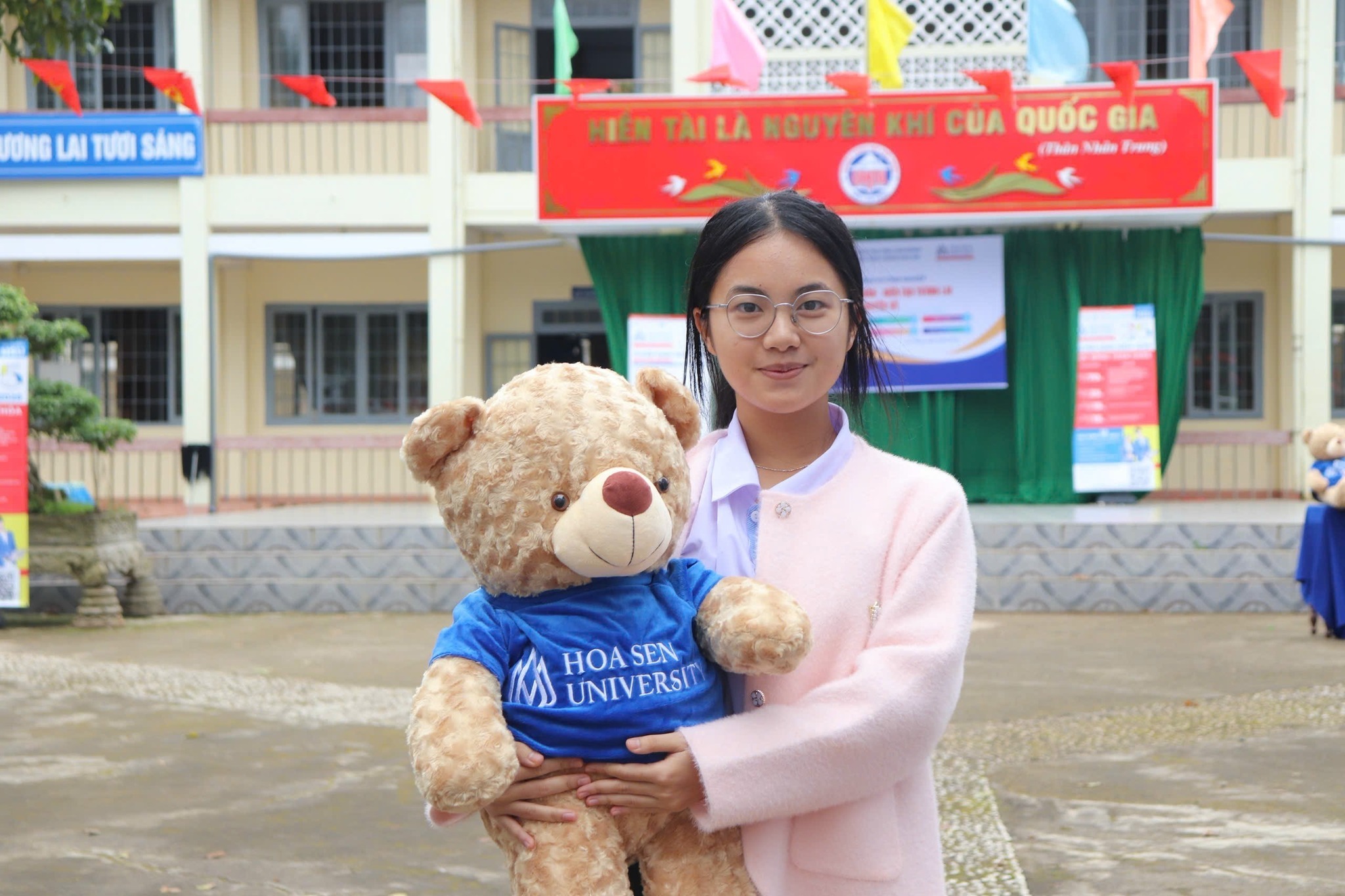 Học sinh THPT Đak Mil cùng ThS Phạm Doãn Nguyên gieo mầm tương lai