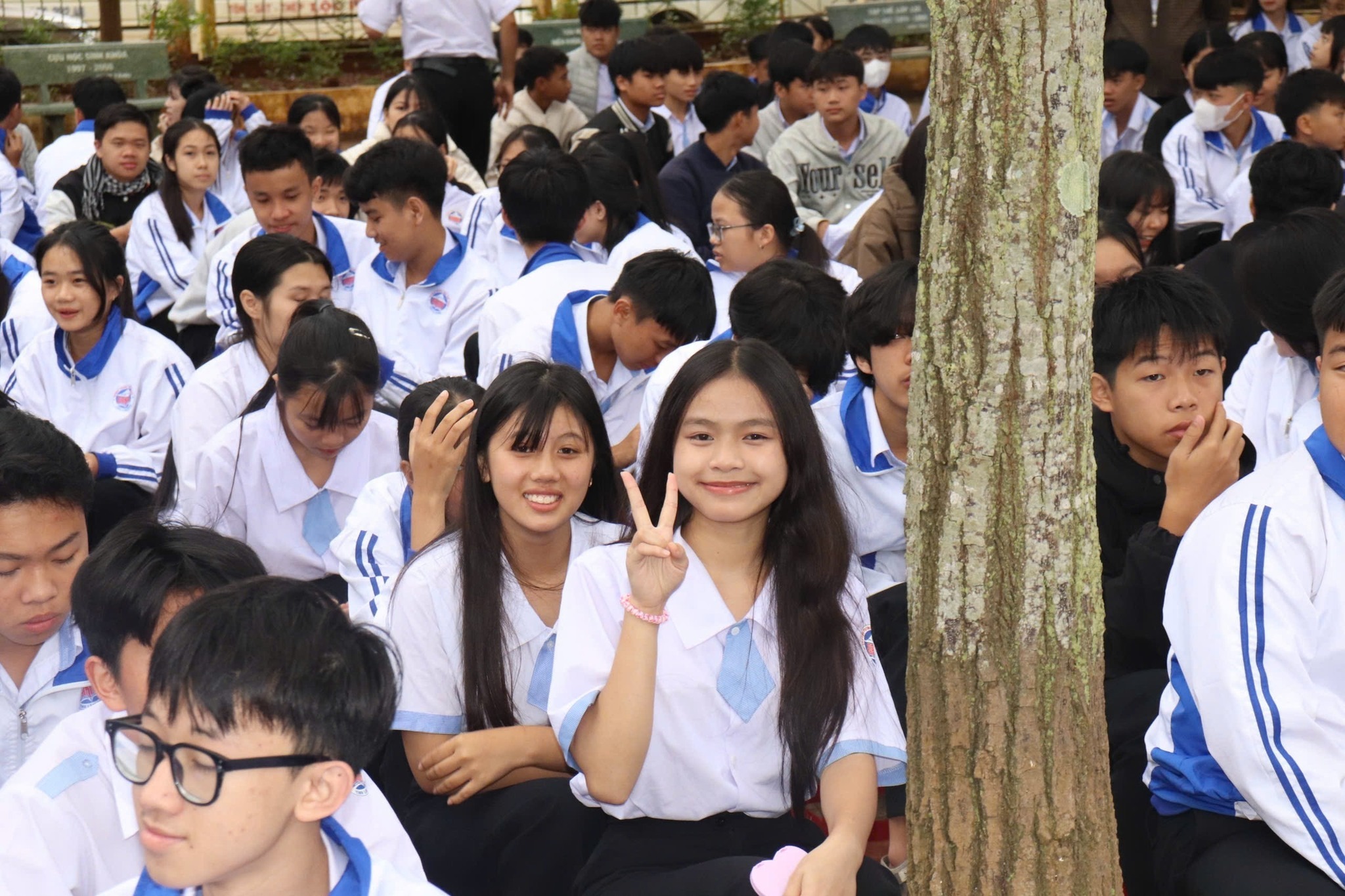 Học sinh THPT Đak Mil cùng ThS Phạm Doãn Nguyên gieo mầm tương lai