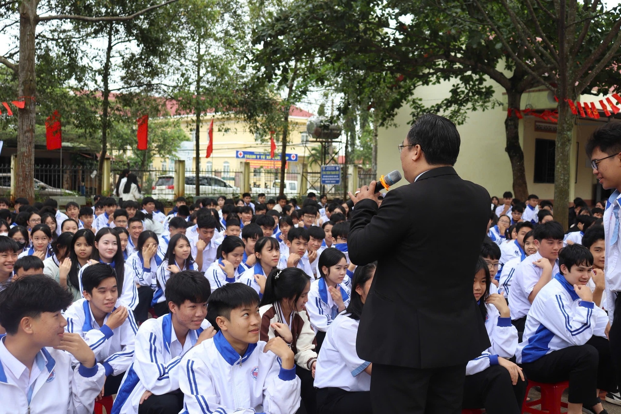 Học sinh THPT Đak Mil cùng ThS Phạm Doãn Nguyên gieo mầm tương lai