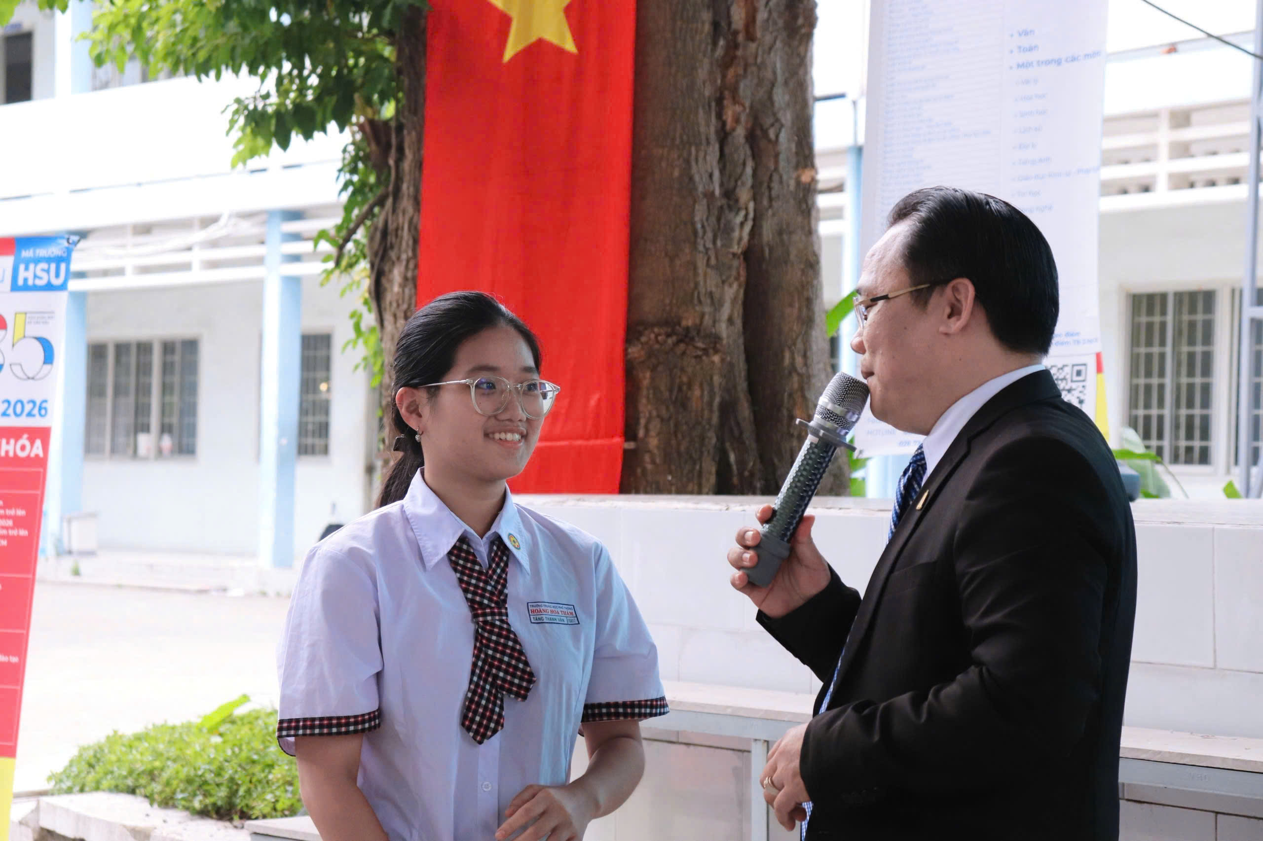 “Hiểu bản thân – Kiến tạo tương lai”: Bwin nhà cái chính thức đồng hành cùng THPT Hoàng Hoa Thám định hướng tương