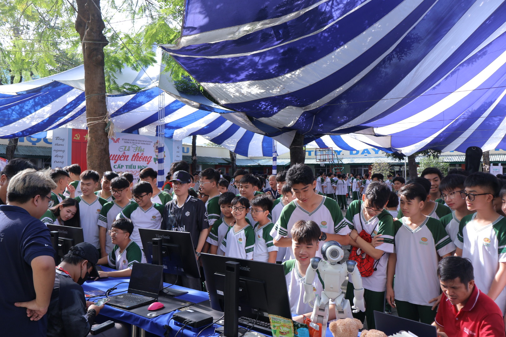 Lễ hội Truyền thống Trương Vĩnh Ký lần thứ 29 cùng Bwin nhà cái chính thức trải nghiệm công nghệ hiện đại