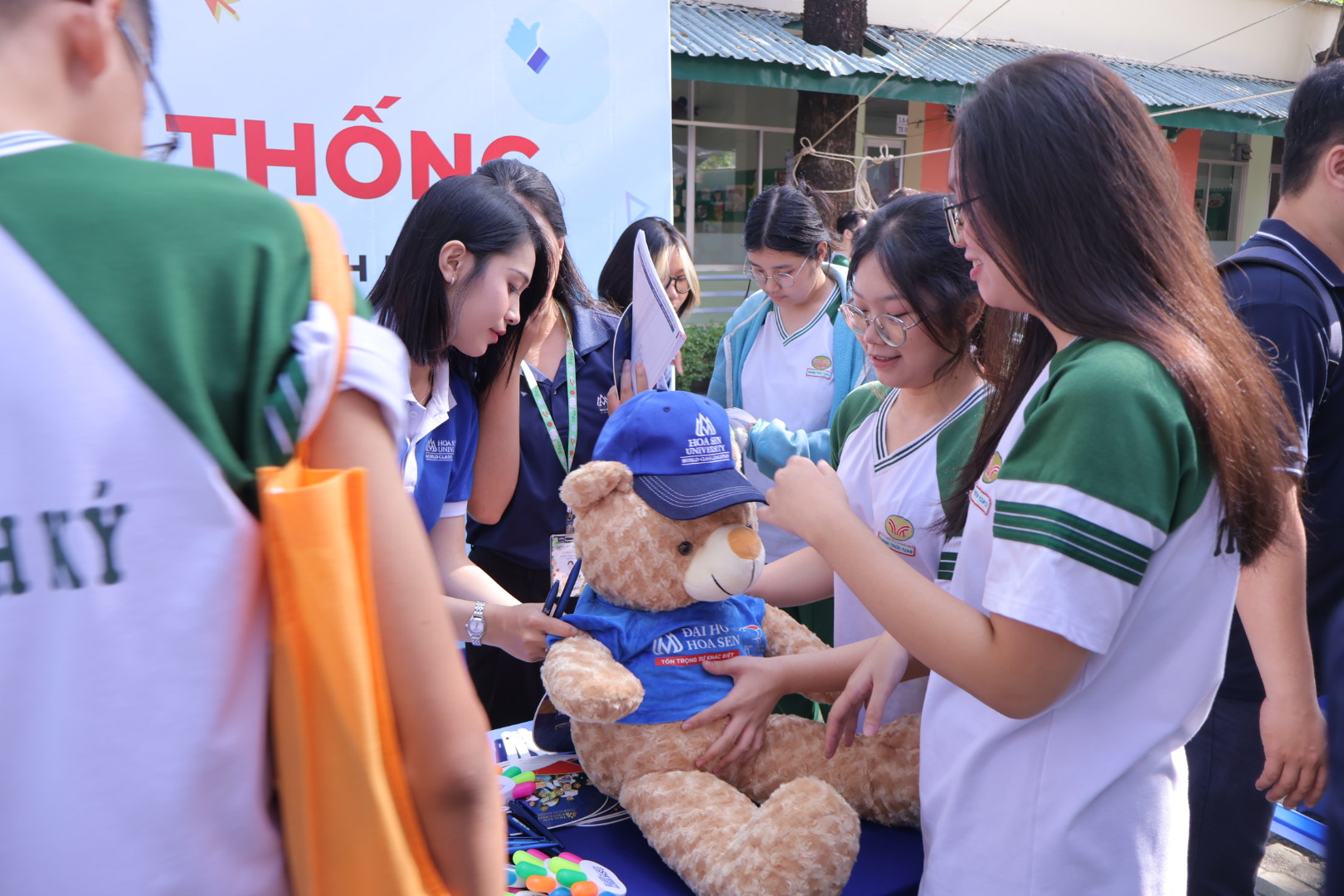 Lễ hội Truyền thống Trương Vĩnh Ký lần thứ 29 cùng Bwin nhà cái chính thức trải nghiệm công nghệ hiện đại