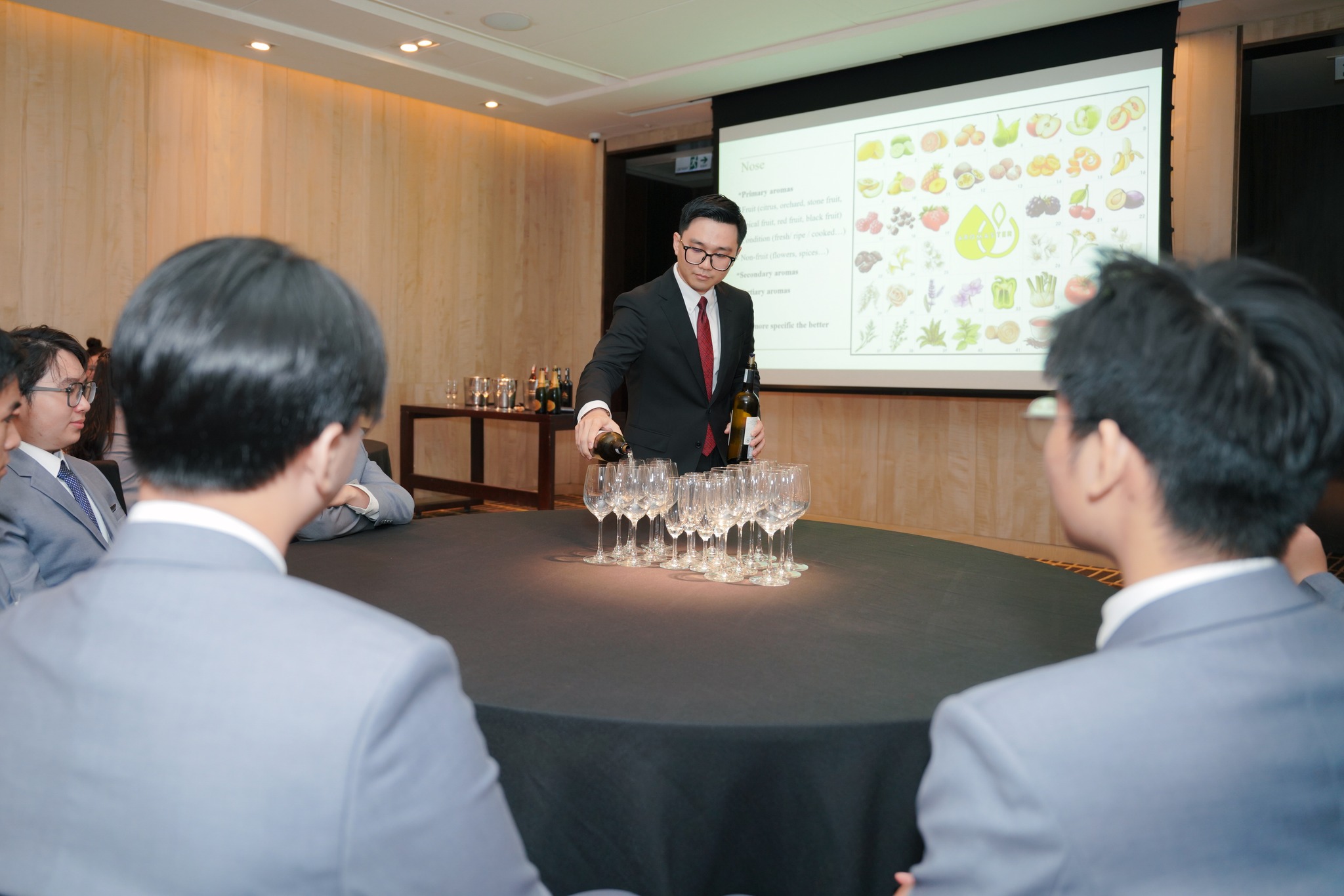 Workshop rượu vang hoạt động trải nghiệm độc quyền của Chương trình Hoa Sen Elite