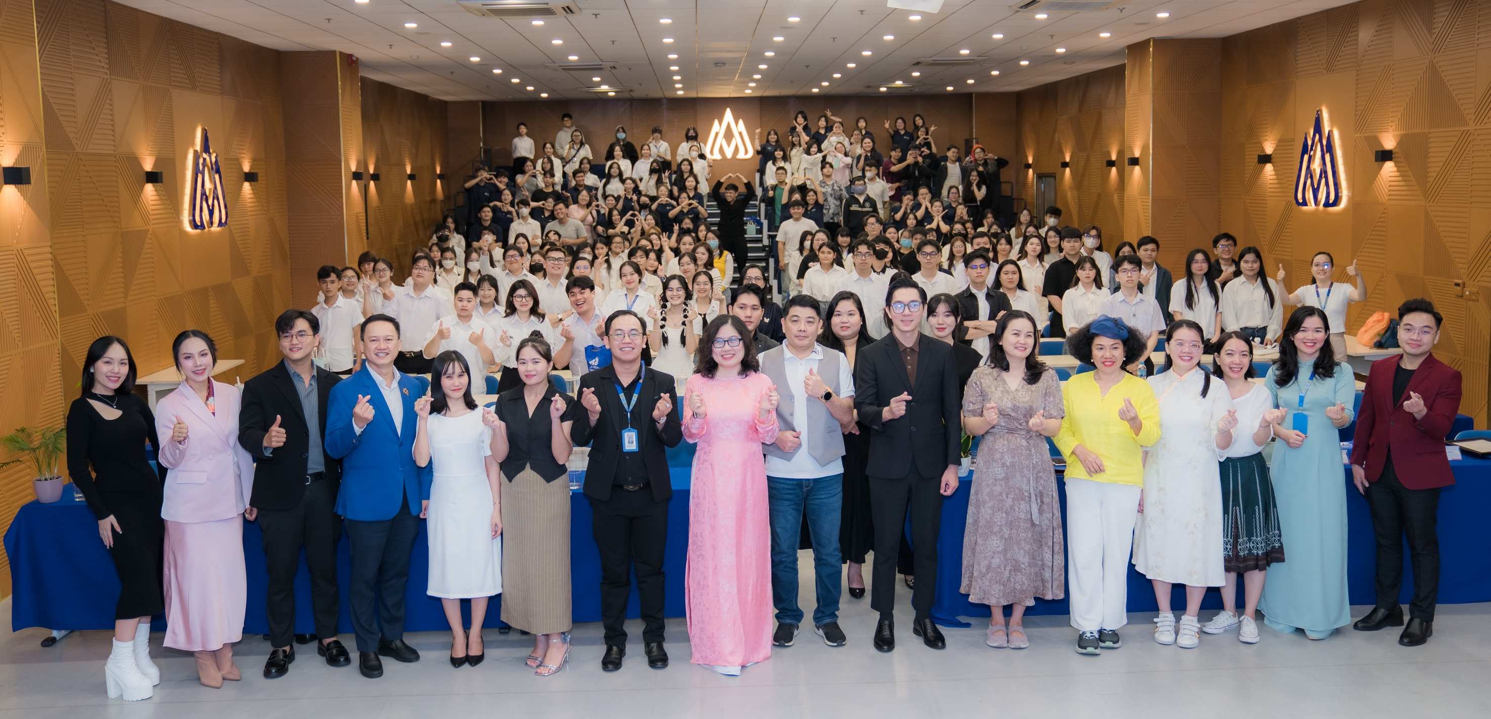 Ngành Tiếng Anh thương mại và Truyền thông Bwin thị trường việt nam học trường nào tốt?