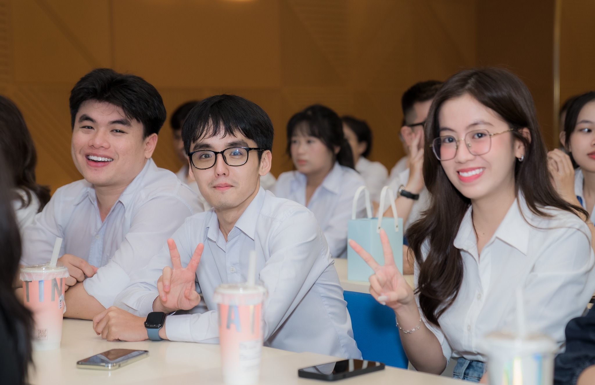Ngành Tiếng Anh thương mại và Truyền thông Bwin thị trường việt nam học trường nào tốt?