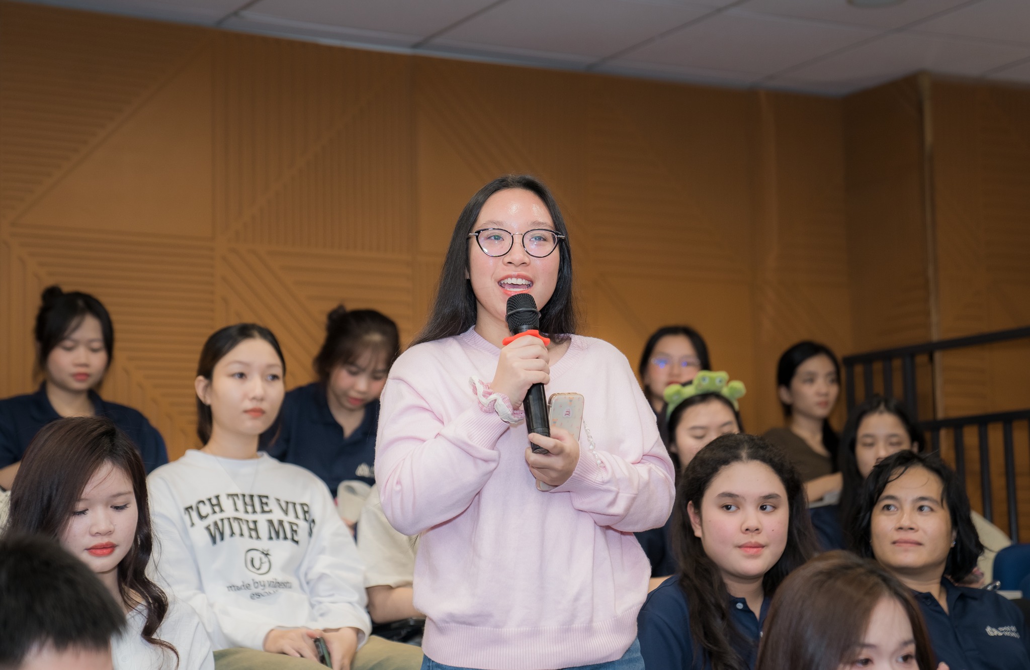 Ngành Tiếng Anh thương mại và Truyền thông Bwin thị trường việt nam học trường nào tốt?