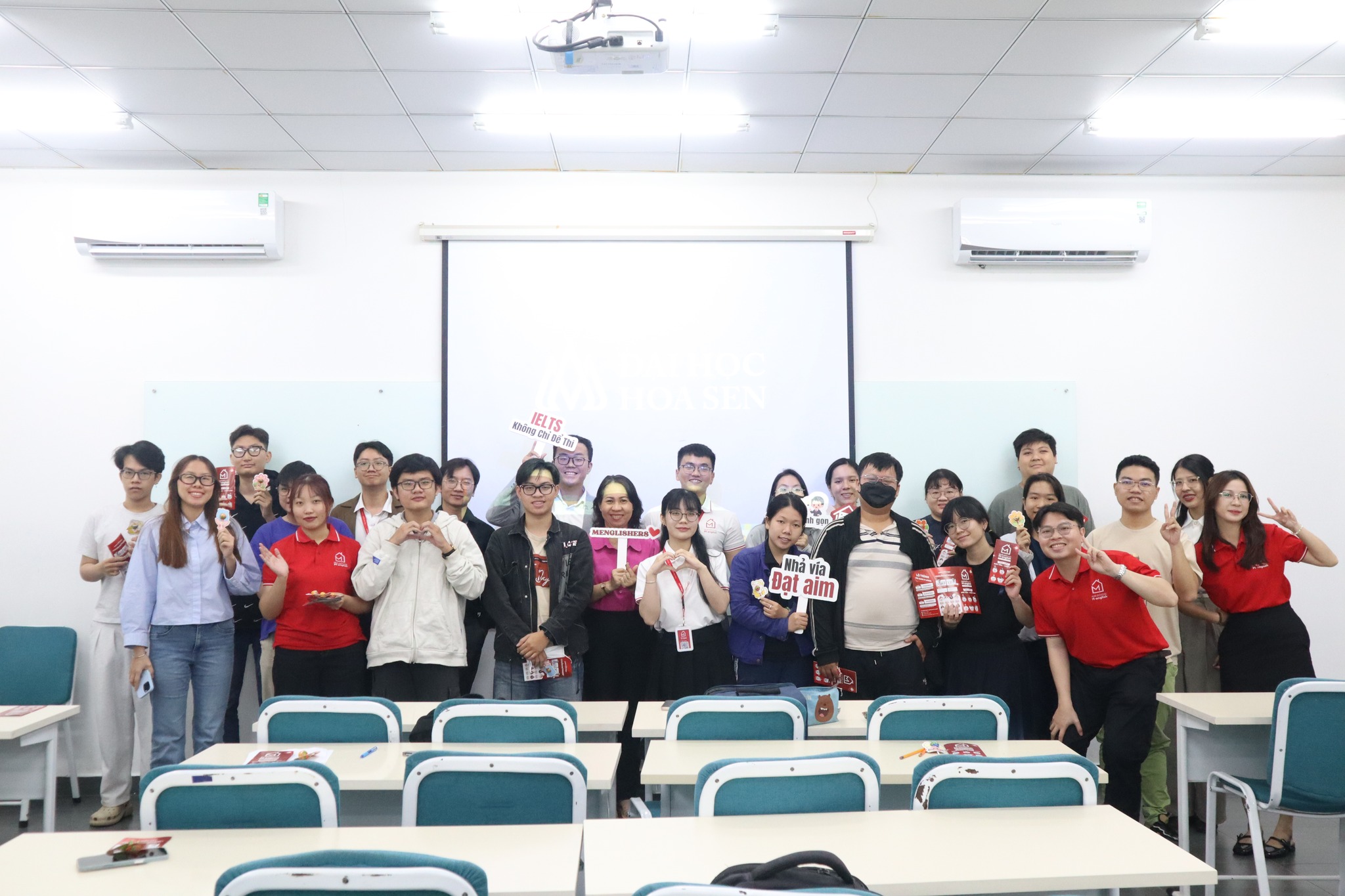 Ngành Tiếng Anh thương mại và Truyền thông Bwin thị trường việt nam học trường nào tốt?
