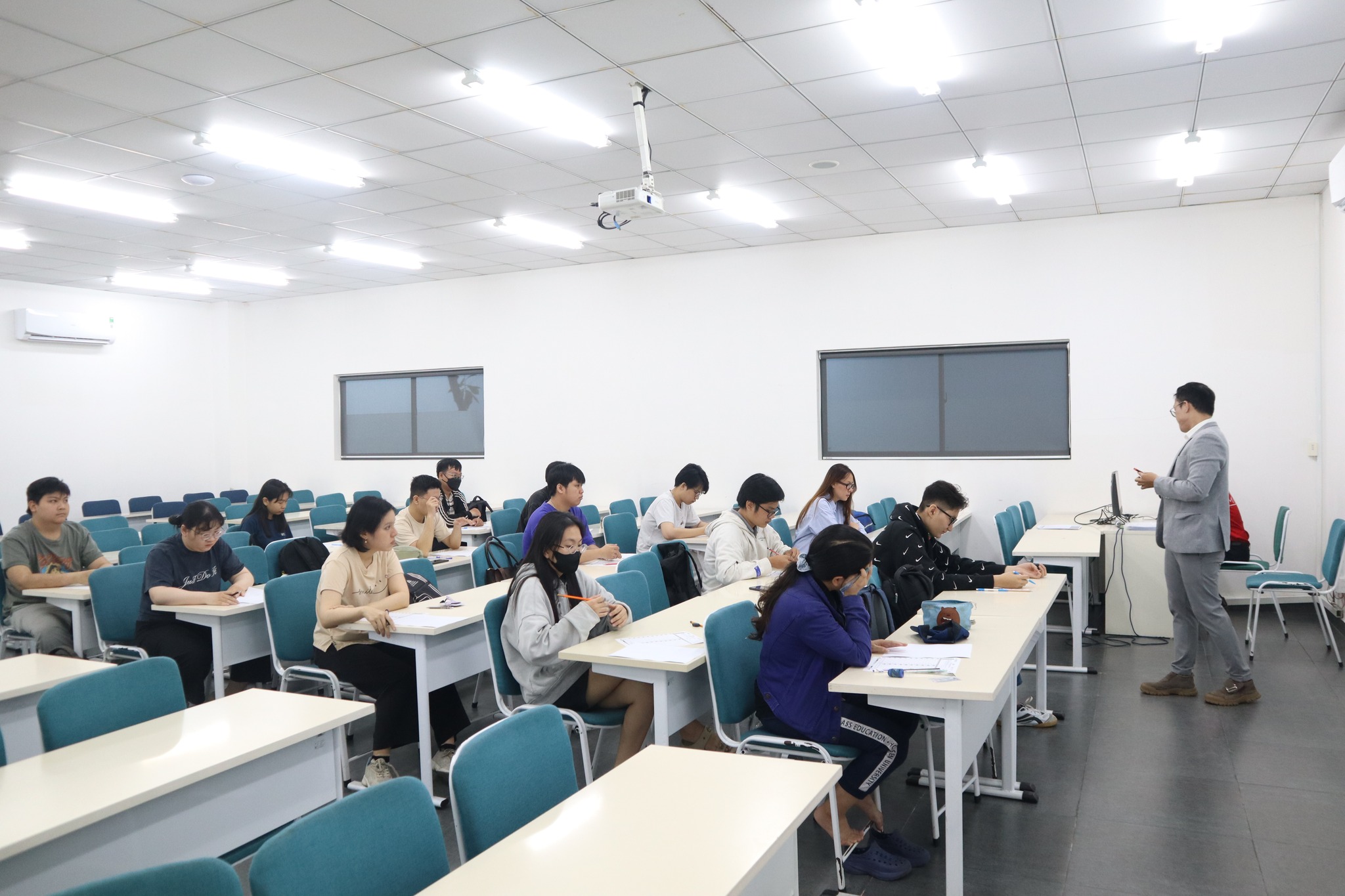 Tiếng Anh thương mại và Truyền thông Bwin thị trường việt nam: Học gì, lương bao nhiêu?