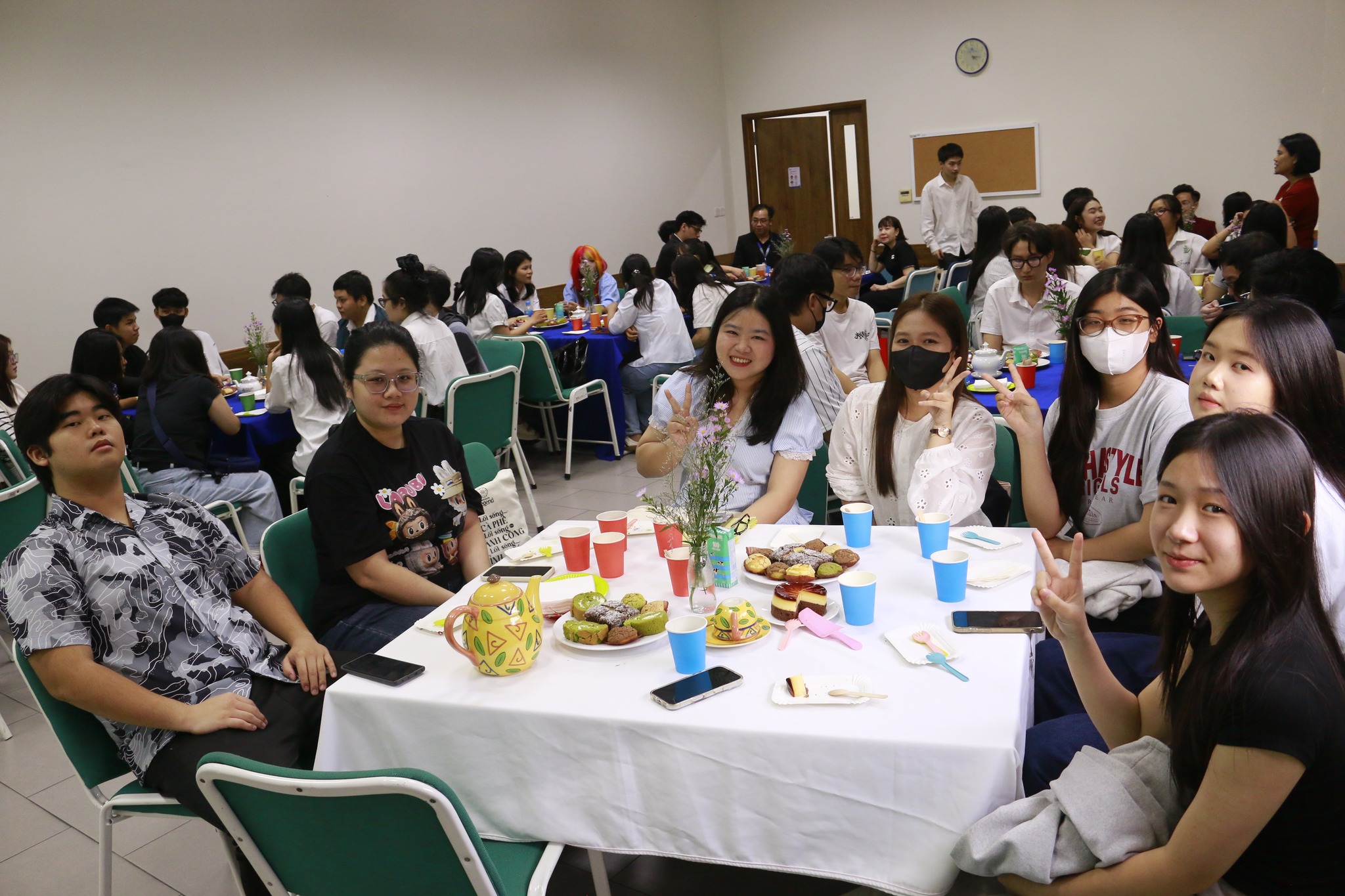 Tiếng Anh thương mại và Truyền thông Bwin thị trường việt nam: Học gì, lương bao nhiêu?