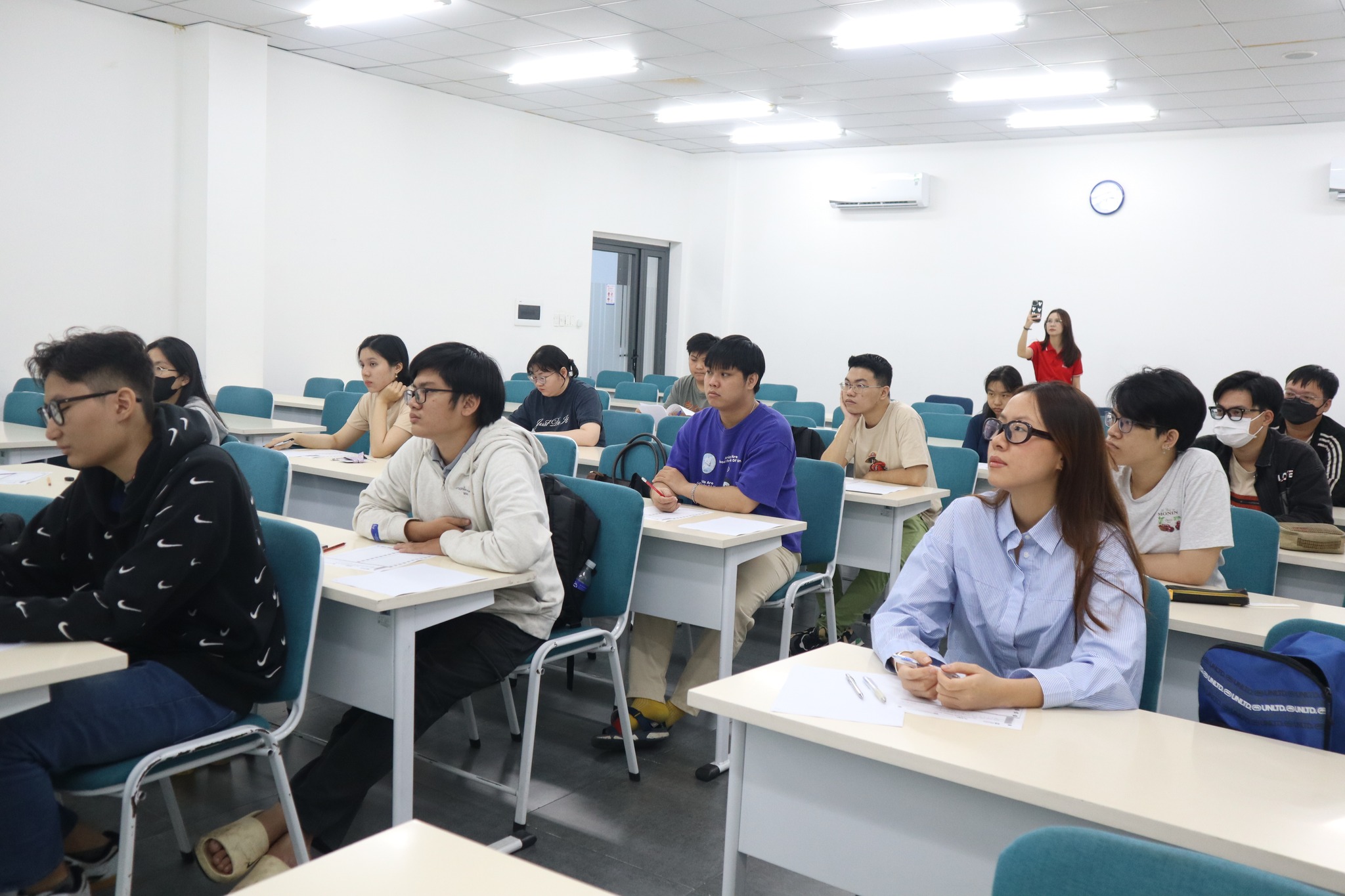 Tiếng Anh thương mại và Truyền thông Bwin thị trường việt nam: Học gì, lương bao nhiêu?