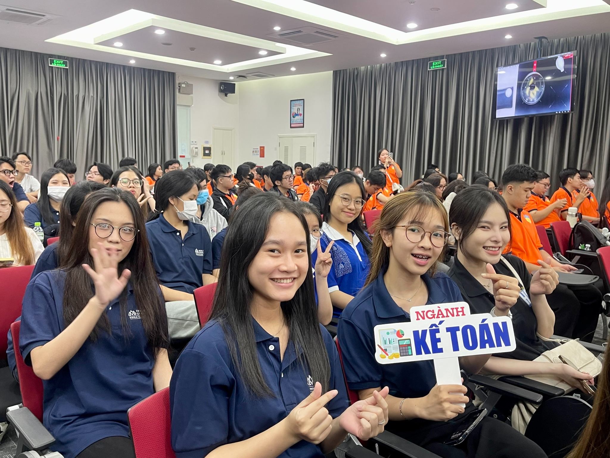 Nên học Linkbwin truy cập ngay hay Tài chính ngân hàng? So sánh chi tiết từ A-Z