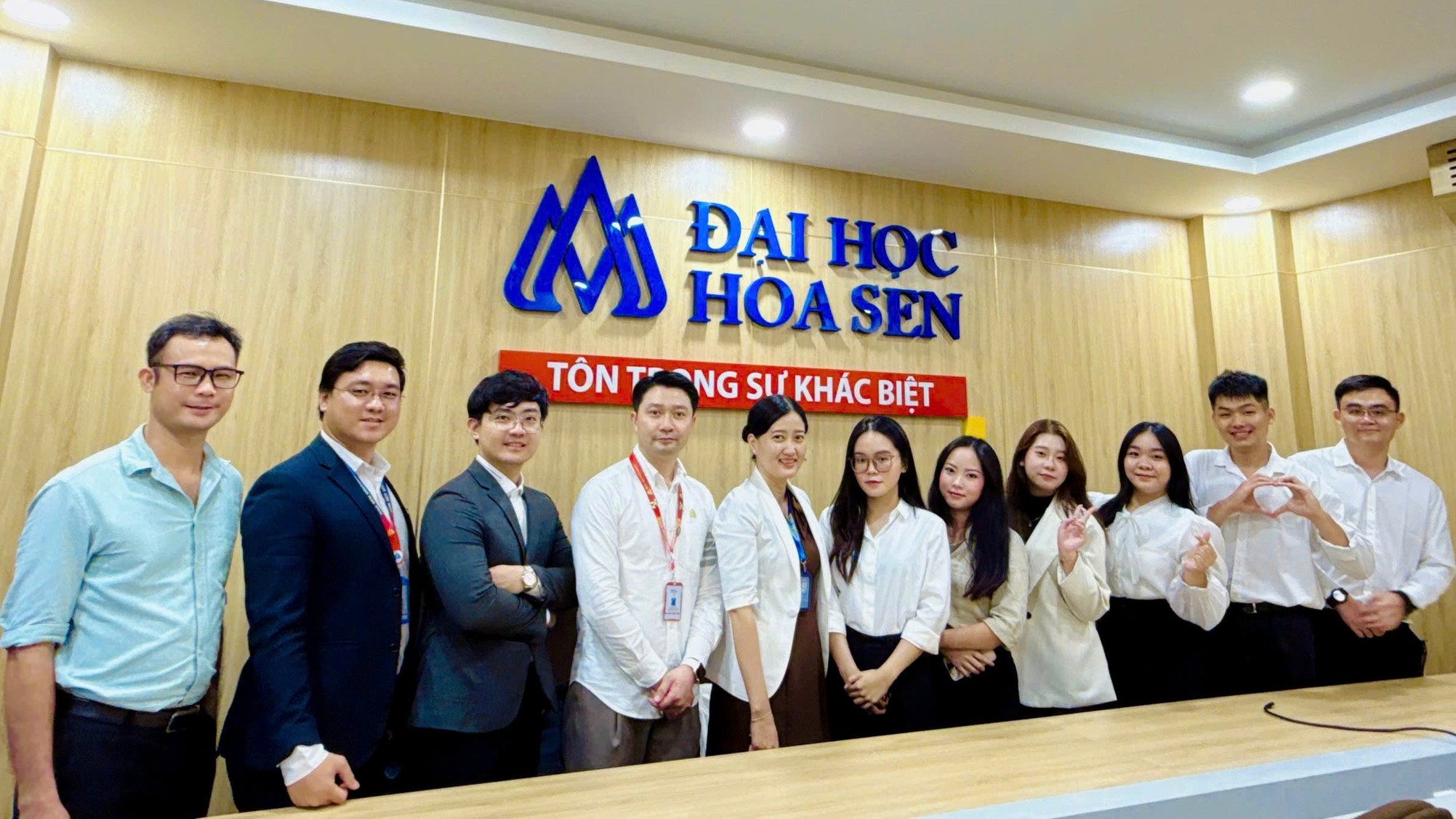 The First Cohort of Bwin nhà cái chính thức Law Students Defend Their Graduation Theses: A Mark of Maturity from Practical Experience