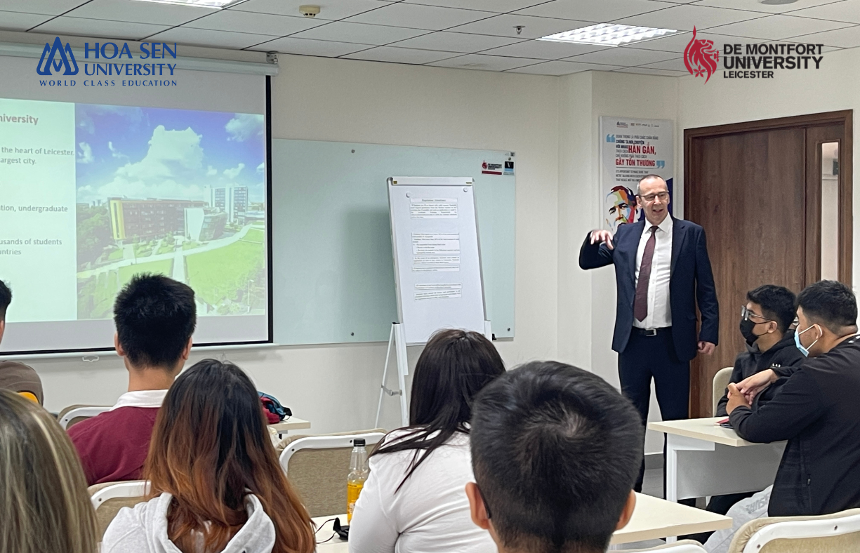 Ông Ian Thomas chia sẻ thông tin chi tiết về quy định và nội dung của chương trình học