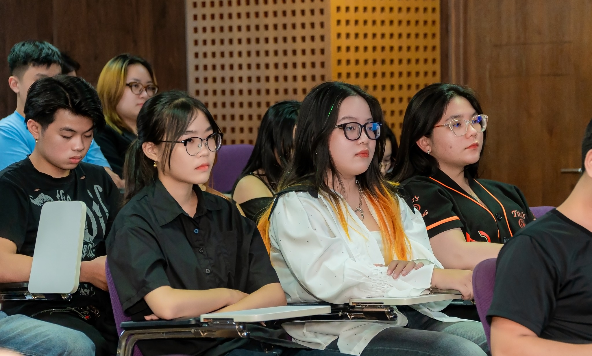 Các bạn Link Bwin không bị chặn chăm chú lắng nghe buổi talk show