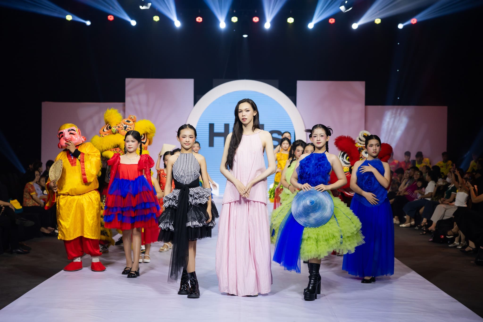 Ngành Thiết Kế Thời Trang_Quán Quân Fashion Creation 2025 BST “Rồng Rắn Lên Mây” Tại Viet Fashion Runway 2025