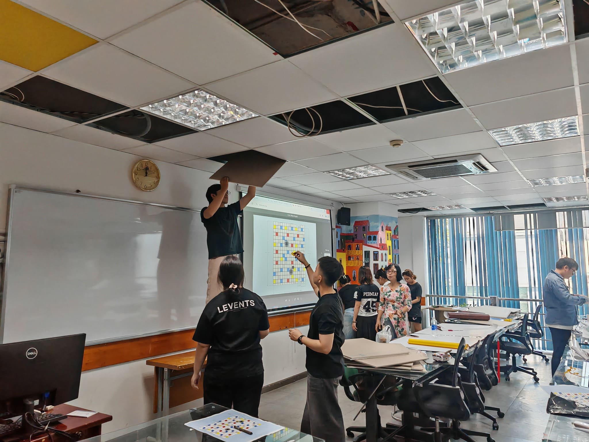 Nhật Ký Thi Công Đầu Tuần – Cắt Đề Can Màu Để Trang Trí Trần Lớp Học!