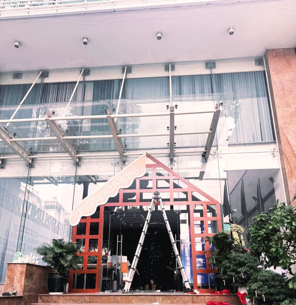 Thi Công Ốp Tường & Cổng Chào Giáng Sinh Nhiệm Vụ “Đặc Biệt” Của Các Soái Ca Ngành Nội Thất!
