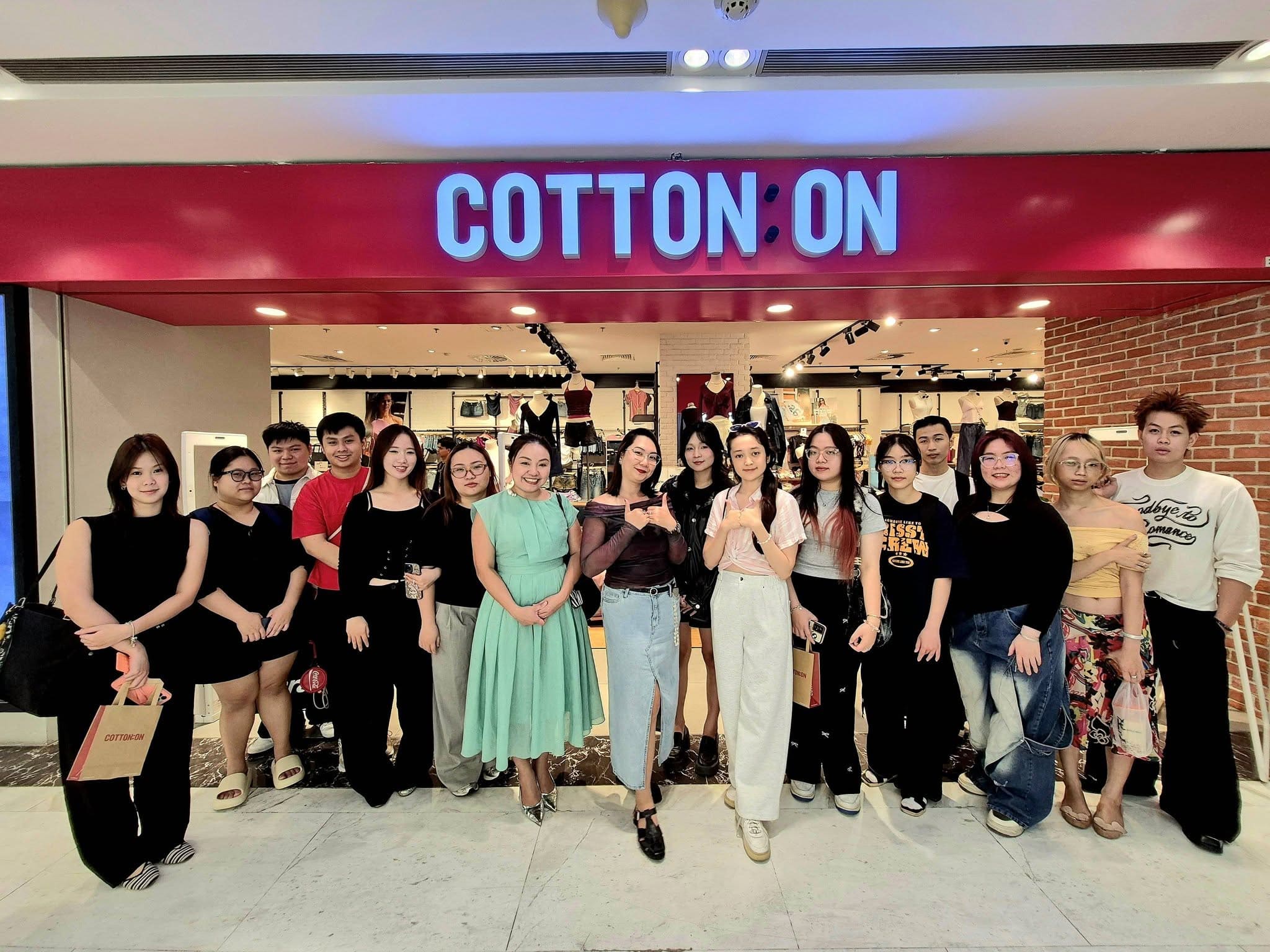 TKTT_Sinh Viên Khám Phá Marketing Thực Chiến – Field Trip Cửa Hàng Cotton On