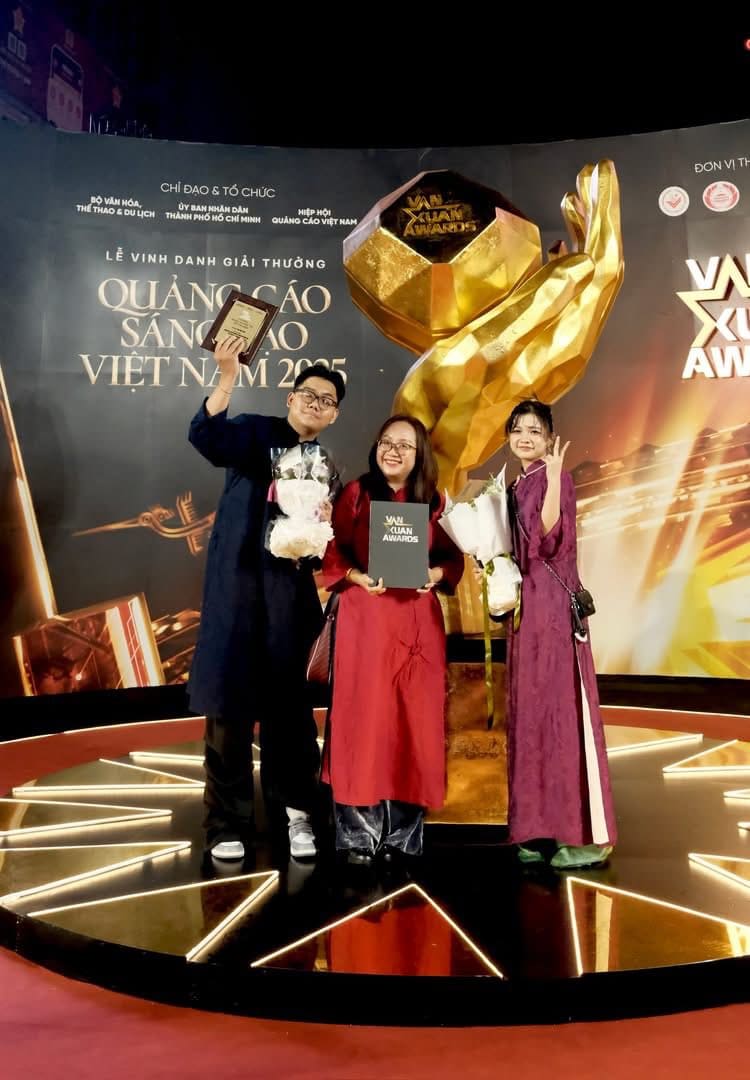 Sv Ngành Thiết Kế Đồ Họa – 3 Năm Liên Tiếp Vinh Dự Nhận Giải Cao Nhất Tại Vạn Xuân Awards 2025