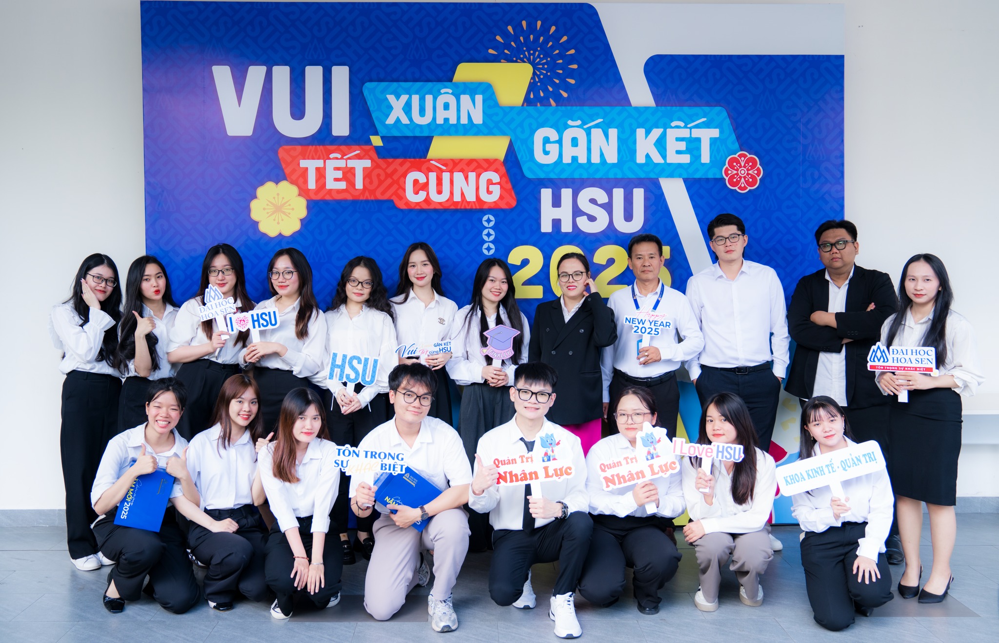 Bwin là hãng gì Khoa Kinh tế - Quản trị Bwin nhà cái chính thức thích thú với những blind box 