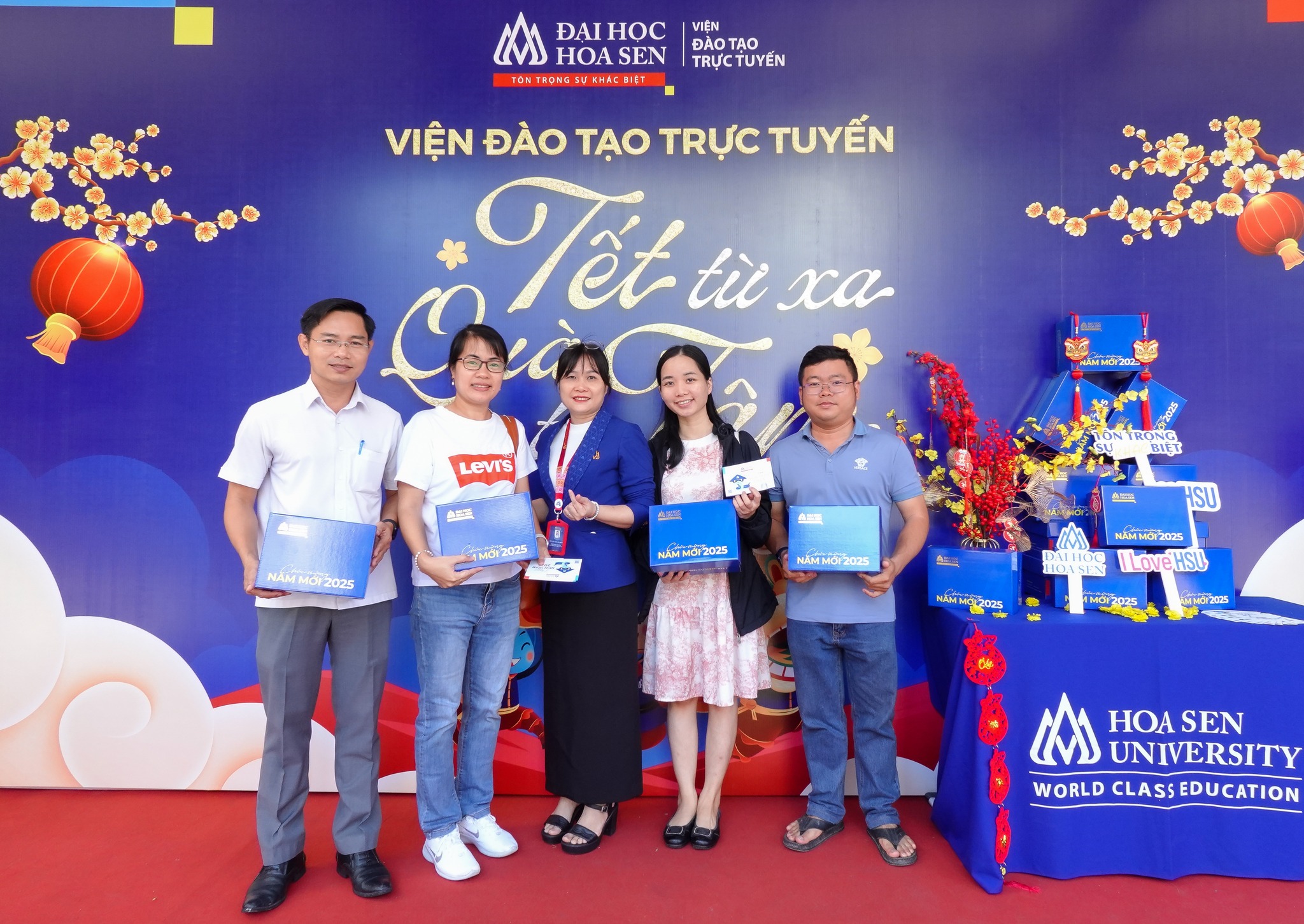 Bwin là hãng gì Hệ Đào tạo từ xa hào hứng nhận quà tết Bwin nhà cái chính thức
