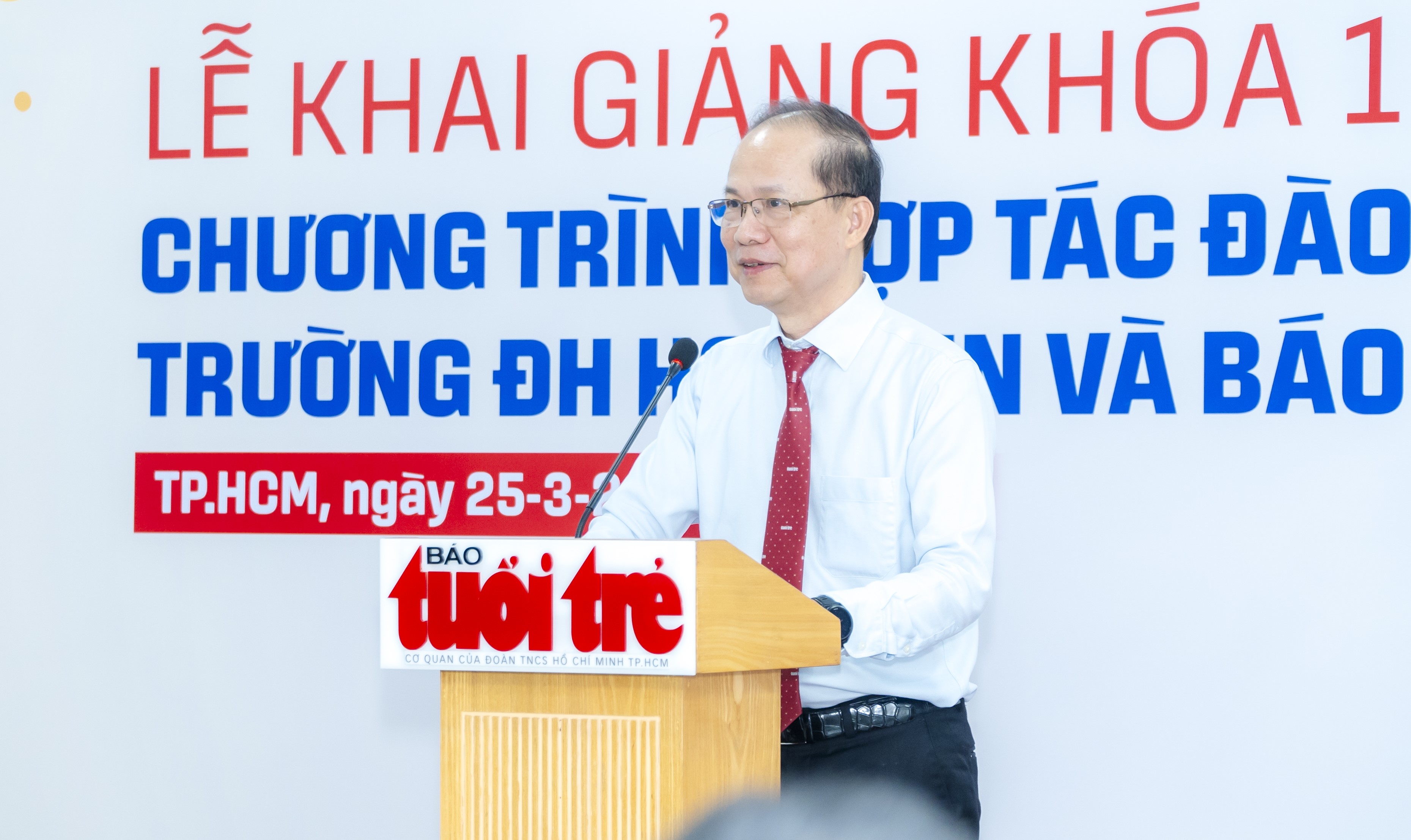 Nhà báo Lê Xuân Trung - Phó Tổng biên tập báo Tuổi Trẻ chia sẻ