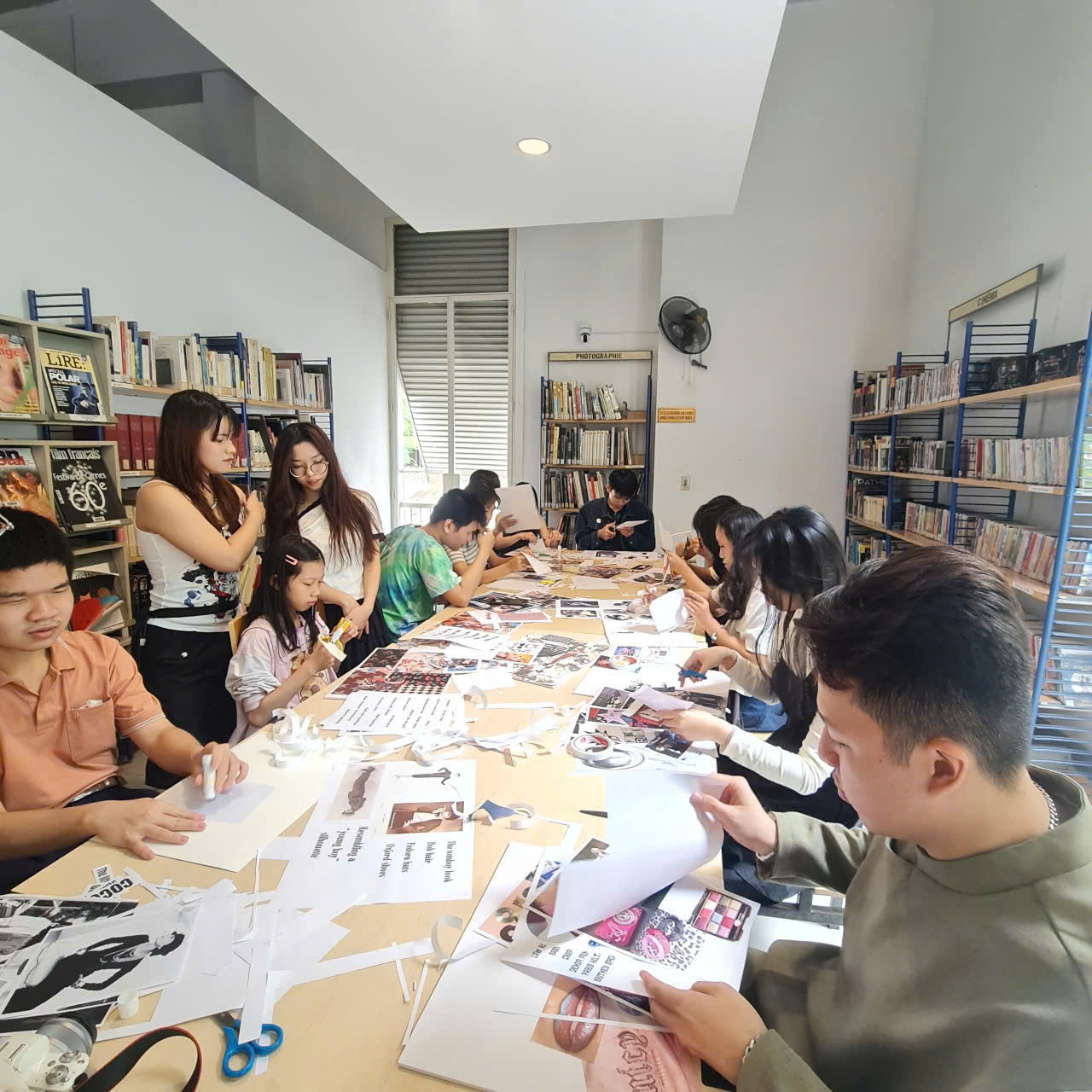 Người xem khám phá thời trang thông qua các hoạt động cắt dán, sắp đặt và tạo moodboard