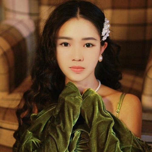 Các bạn trải nghiệm không gian thời trang tại Fashion Tales