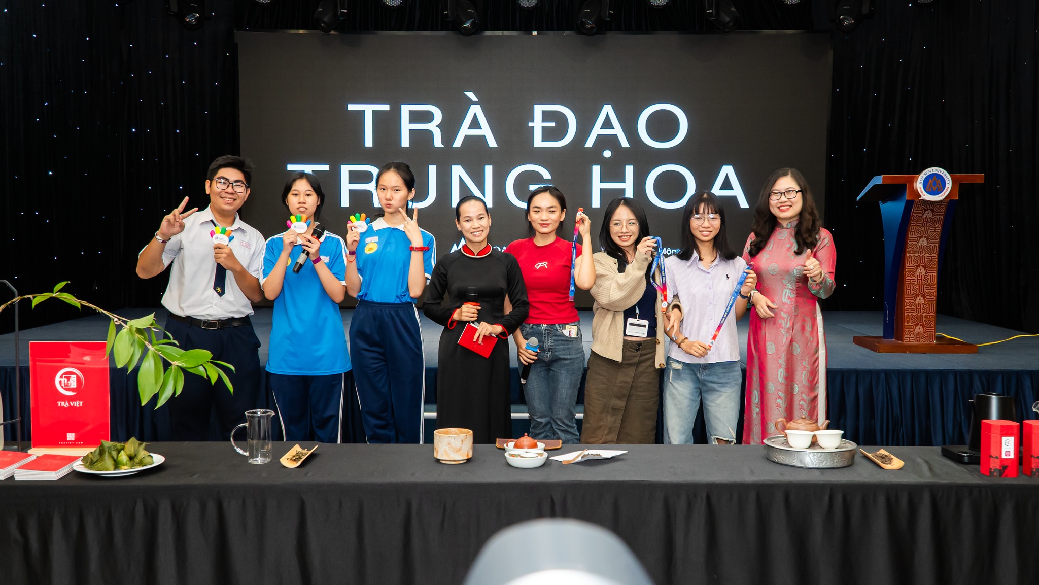 Các bạn Bwin cung cấp cá cược thể thao và poker THPT được trải nghiệm văn hoá thưởng trà theo nghi thức Trà đạo truyền thống