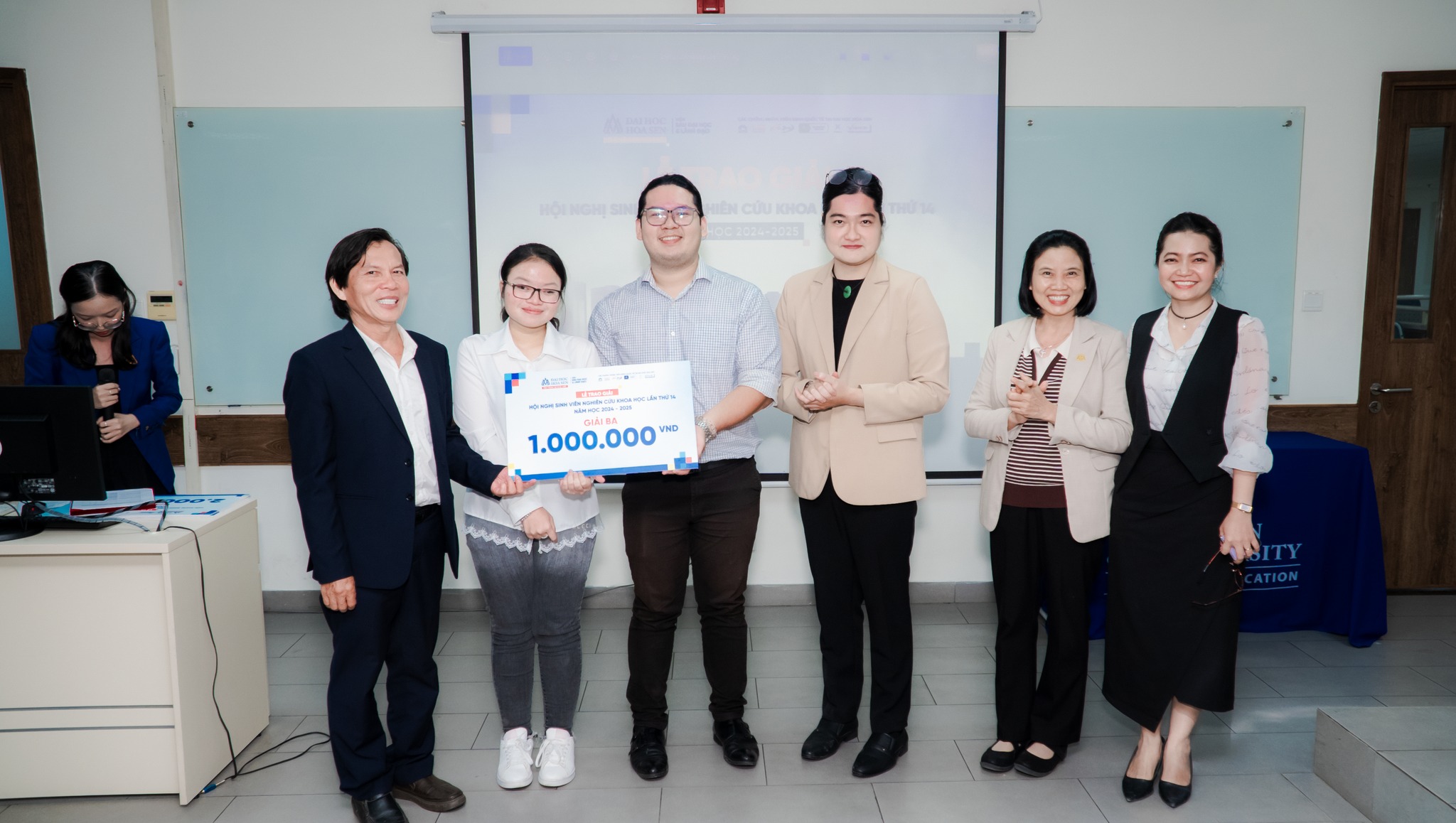 3 Giải ba đề tài do 3 nhóm Link Bwin không bị chặn khoa Tài chính - Ngân hàng, khoa Logistics - Thương mại quốc tế và khoa Luật - Tâm lý thực hiện