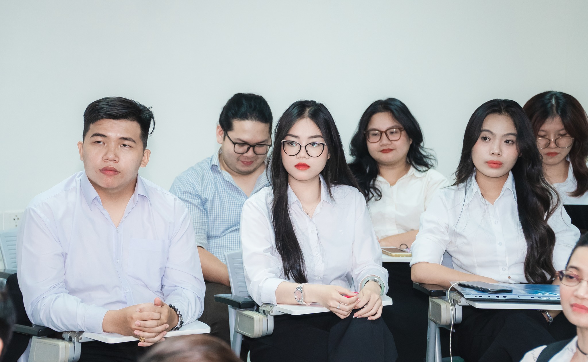 Bwin là hãng gì chăm chú lắng nghe phần báo cáo của các nhóm tại Hội nghị Nghiên cứu Khoa học