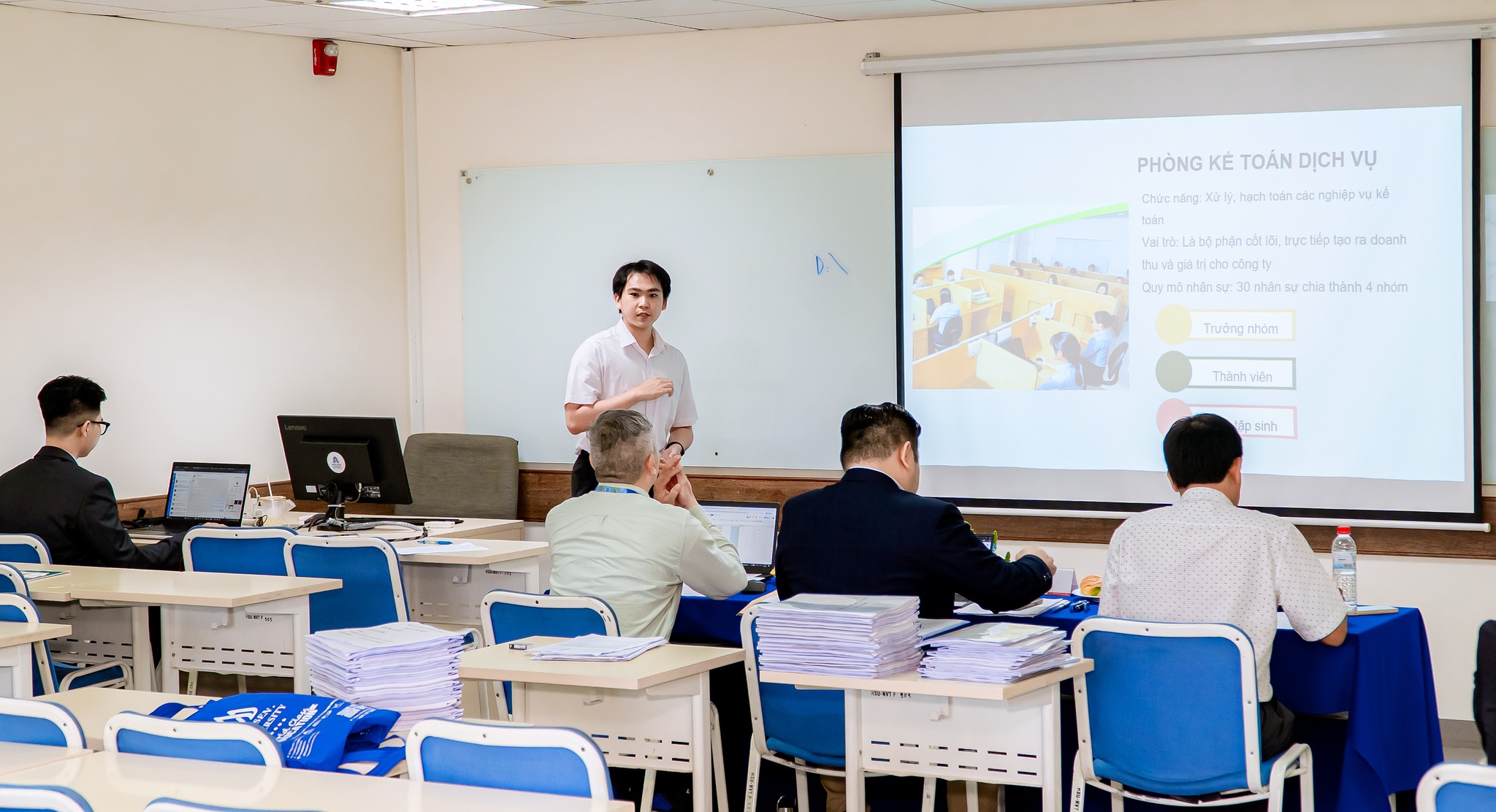 Các đề tài rất đa dạng, bám sát thực tiễn