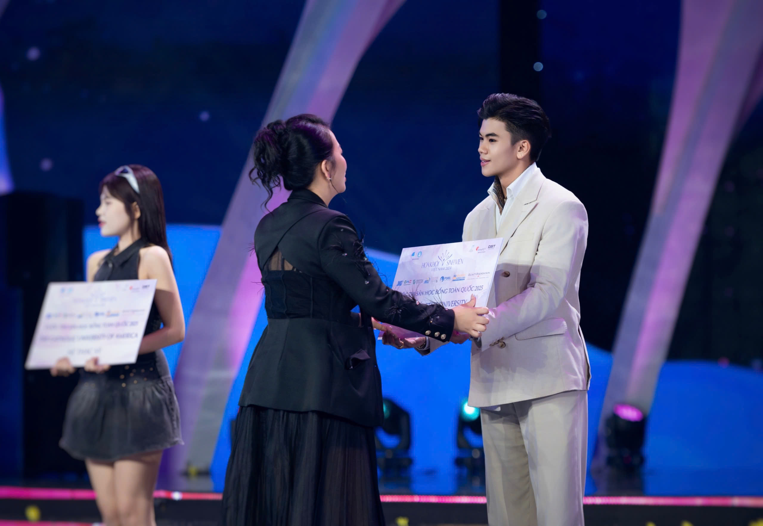 Gia Minh nhận Bwin link nhà cái toàn phần từ Catholic University of America trong khuôn khổ TRẺ Concert 2025