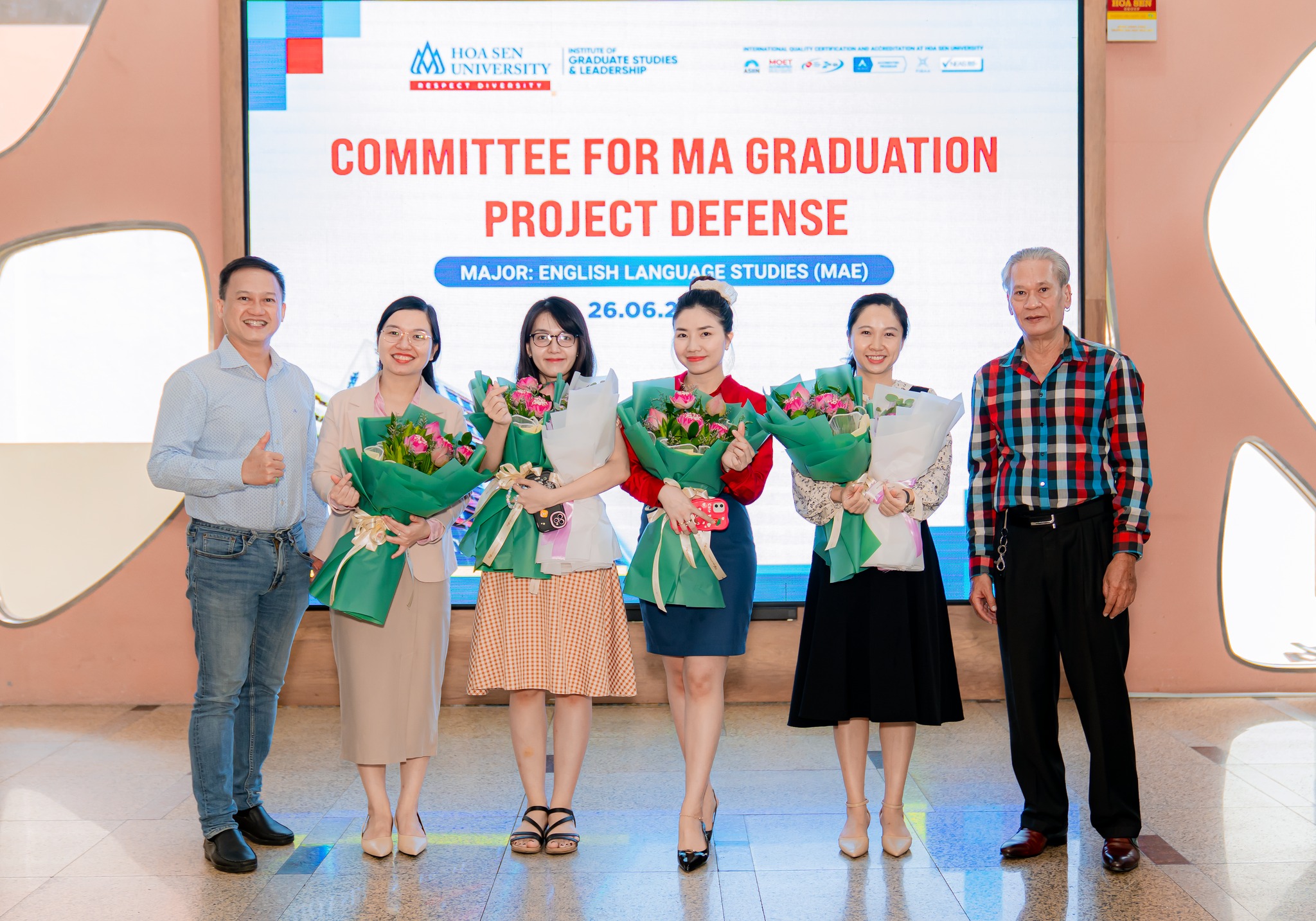 Chị Nguyễn Huỳnh Kim Ngân (áo be bên trái) chia sẻ chương trình MAE của Bwin nhà cái chính thức là chương trình Thạc sĩ chất lượng