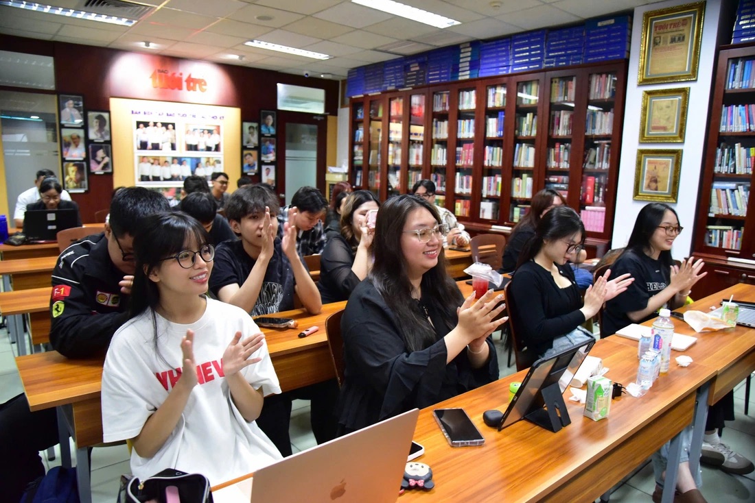Sinh viên hào hứng với phần trình bày chiến dịch truyền thông của các nhóm trong buổi học