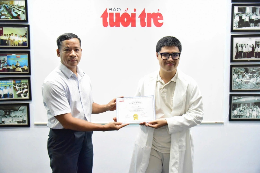 ThS Phạm Văn Quen - trưởng ban công tác bạn đọc báo Tuổi Trẻ, trưởng môn học - trao giấy chứng nhận cho Link Bwin không bị chặn hoàn thành khóa học tại Báo Tuổi Trẻ