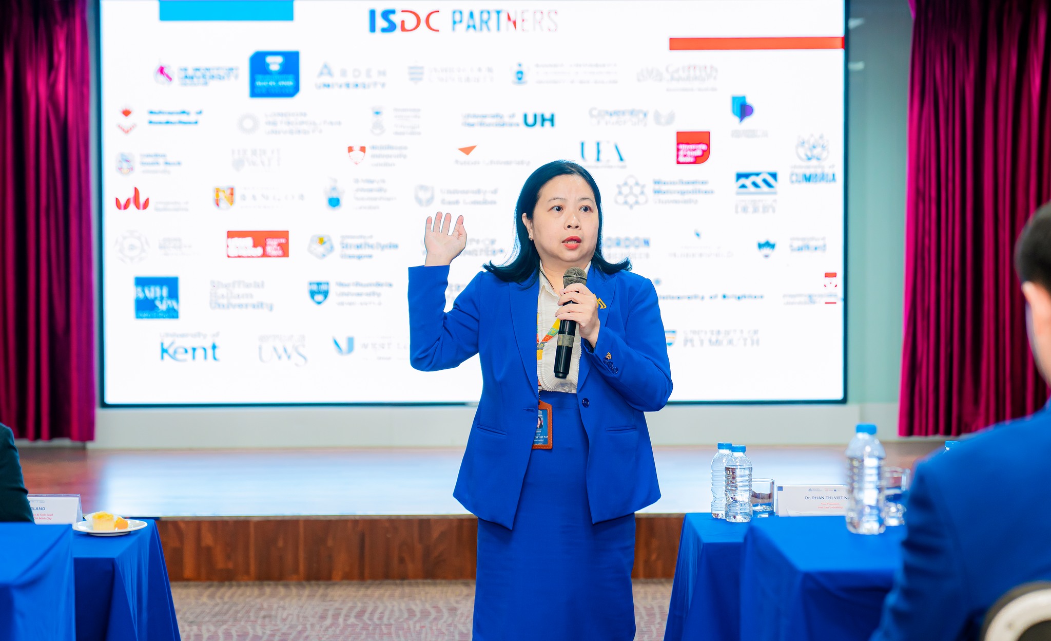 TS. Phan Thị Việt Nam - Phó Hiệu trưởng BWIN - Link Nhà Cái Cá Cược Online Thế Hệ Mới 2026 phát biểu tại buổi ký kết