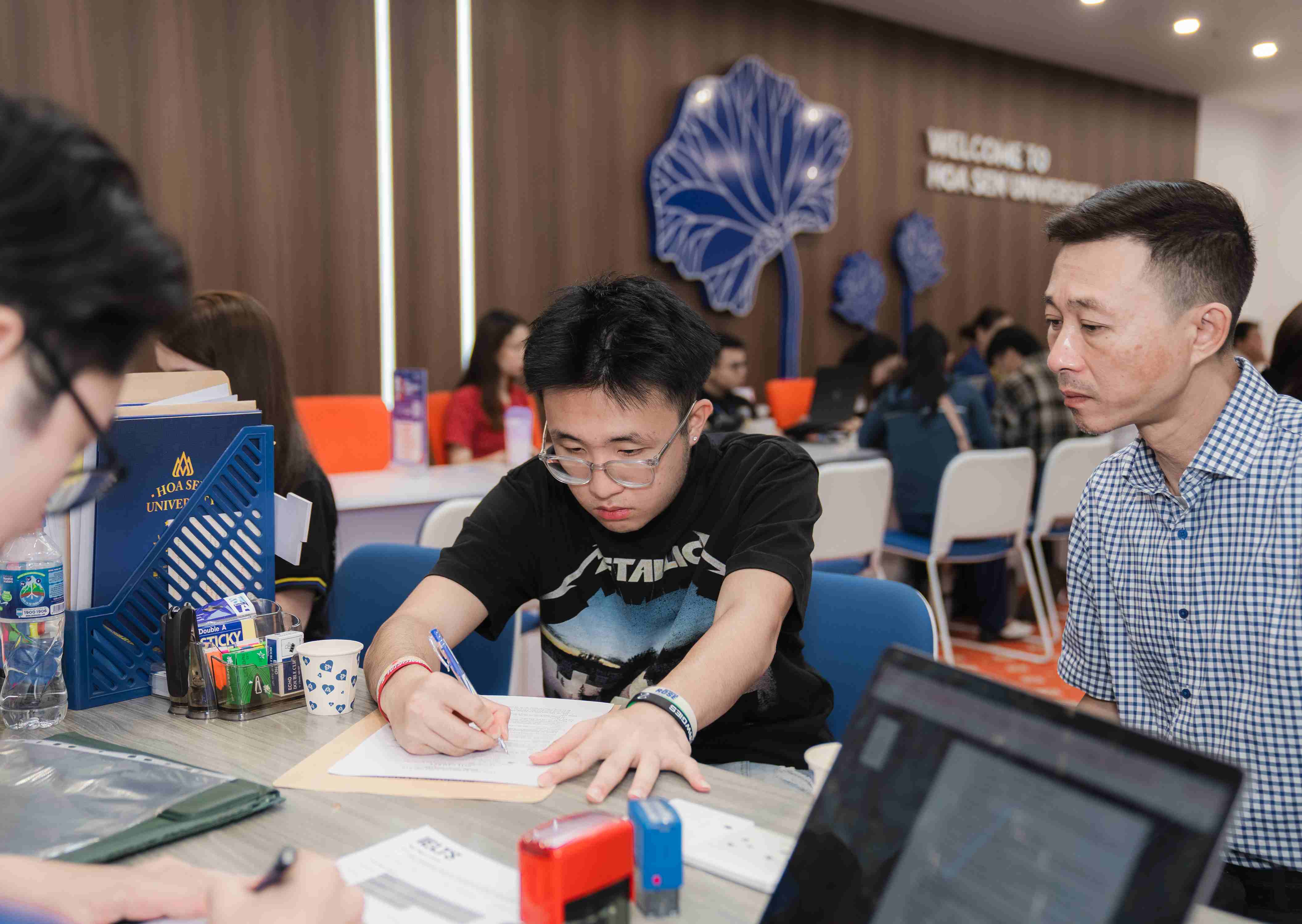 Tân Link Bwin không bị chặn K25 đến làm thủ tục nhập học