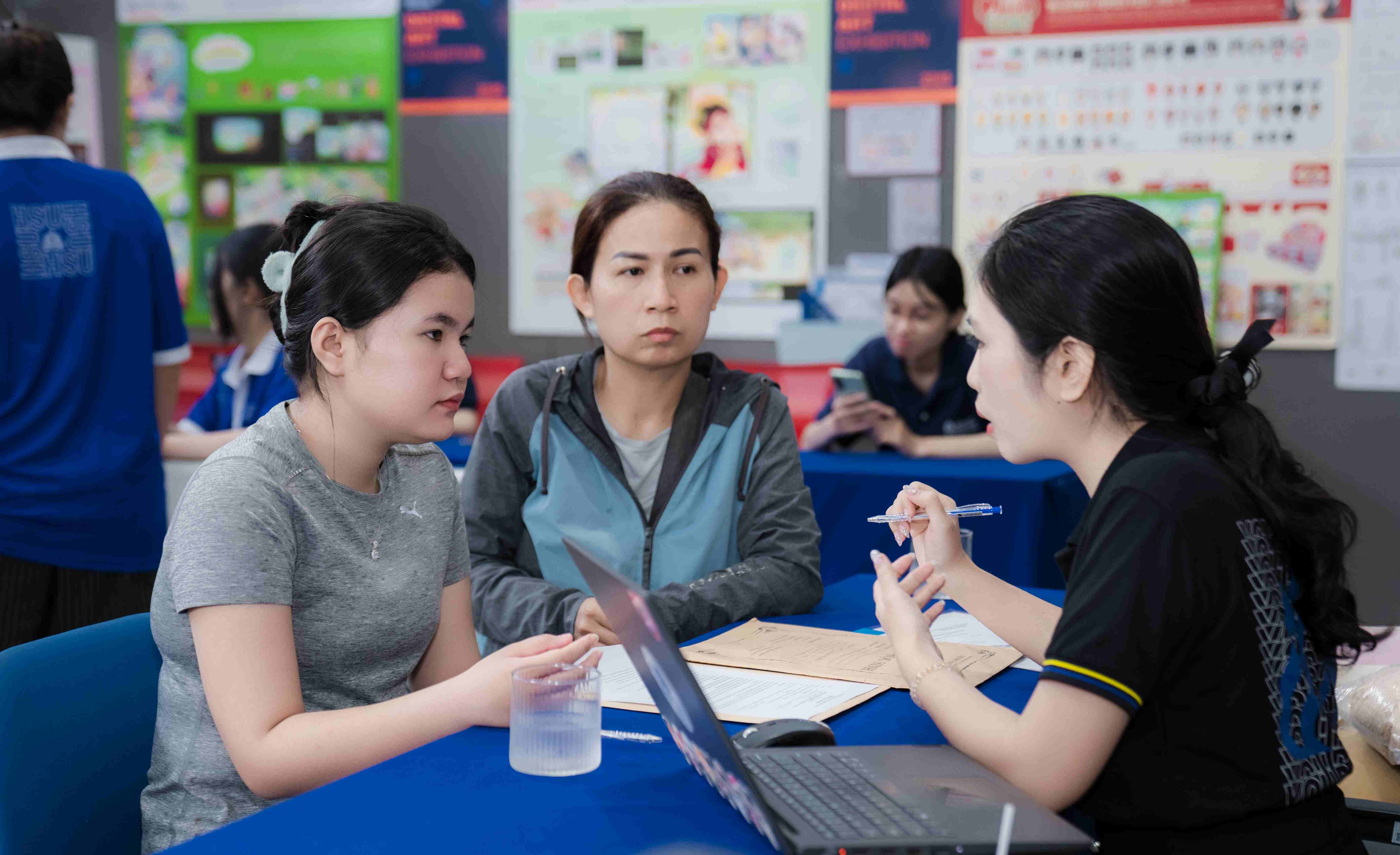 Tân Link Bwin không bị chặn K25 đến làm thủ tục nhập học