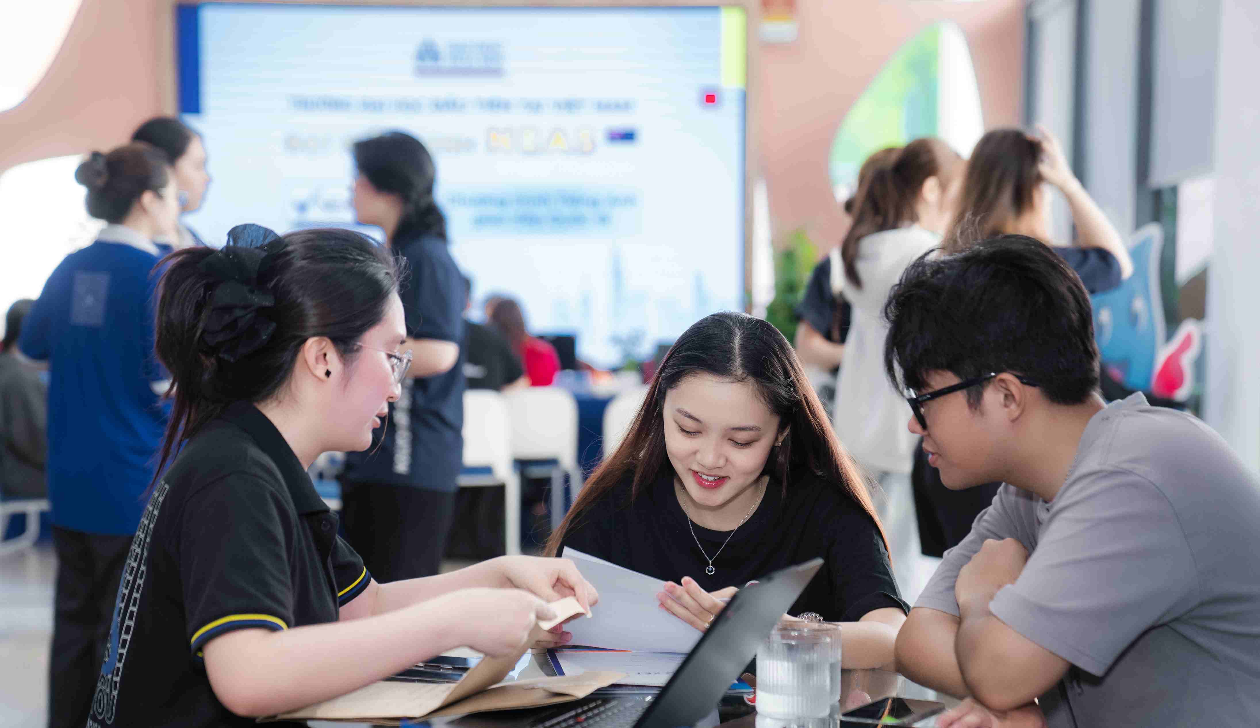 Tân Link Bwin không bị chặn K25 đến làm thủ tục nhập học