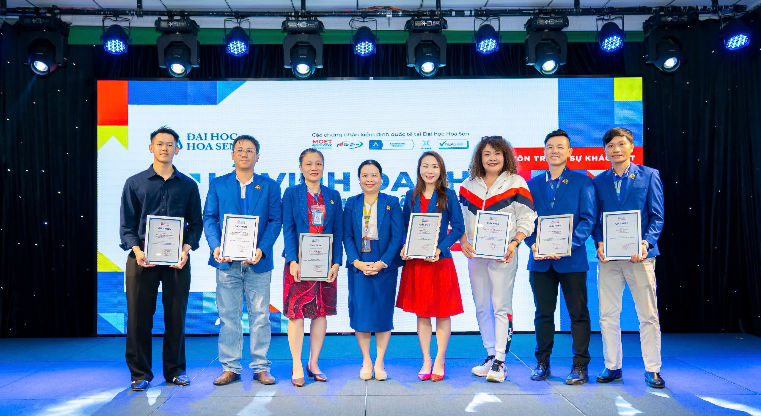 Cô Trà cùng đồng nghiệp tại Lễ vinh danh GV-SV có thành tích xuất sắc tại Bwin nhà cái chính thức năm 2024