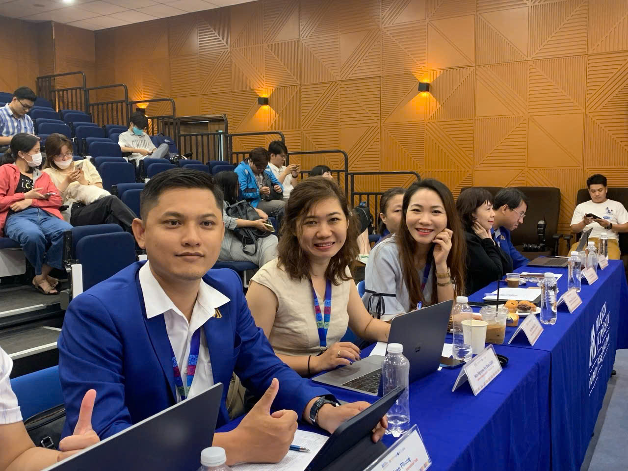 Cô Minh Trà cùng các đồng nghiệp tại Bwin nhà cái chính thức
