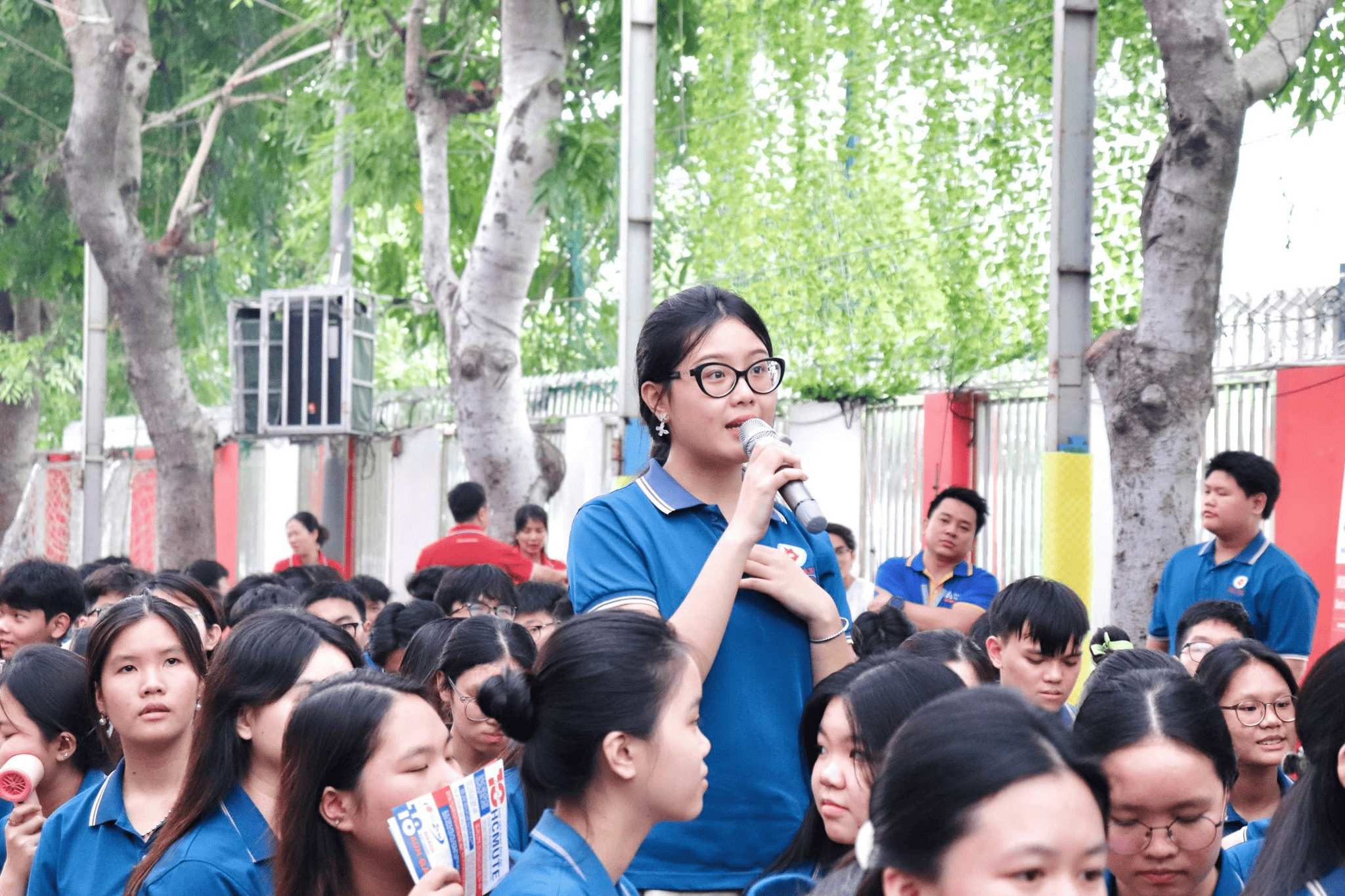 Học sinh Trí Đức tương tác với các chuyên gia Bwin nhà cái chính thức tại khu vực tư vấn
